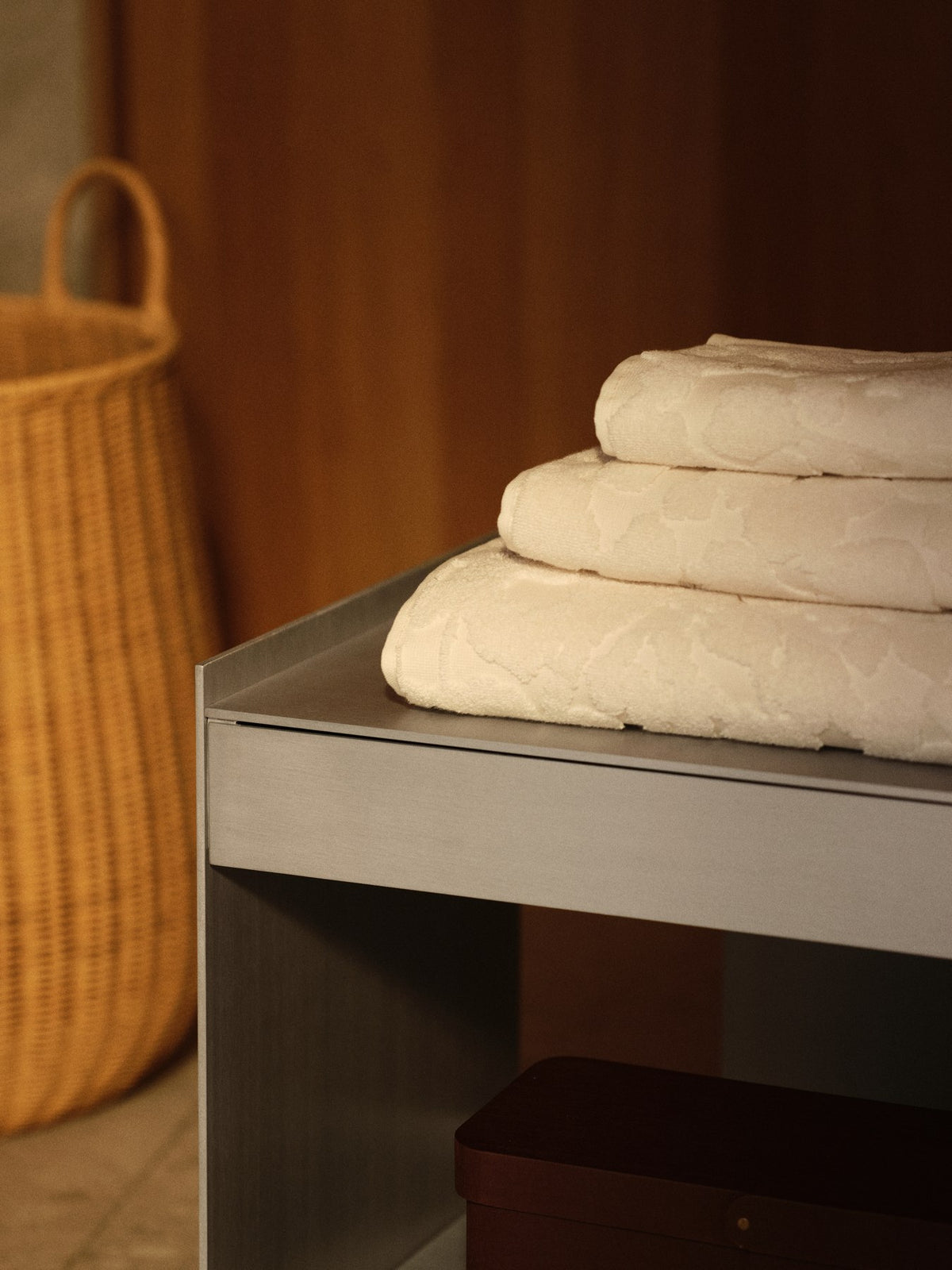 Off-weisses Badetuch aus Bio-Baumwolle mit feinem tonalem Blumenrelief, Grösse 70 x 140 cm, von Ferm Living.