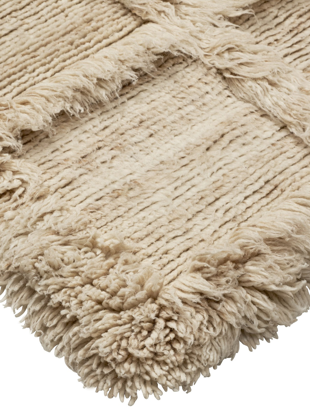 Handgetufteter Teppich Norte Grid von Ferm Living aus Wolle und Baumwolle in Naturfarbe mit Gittermuster und unterschiedlicher Florhöhe.