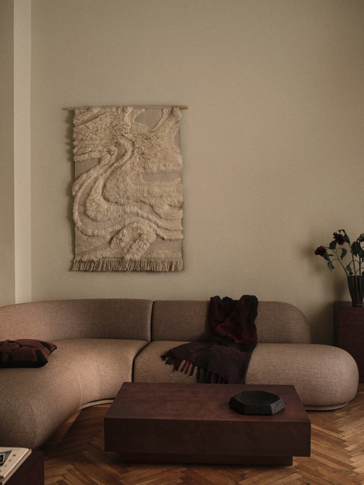 Modulares Sofa Rico Open R von Ferm Living in Kaffee, Stoff Main Line Flax, geschwungene Silhouette, PU-Schaum Sitzfläche.