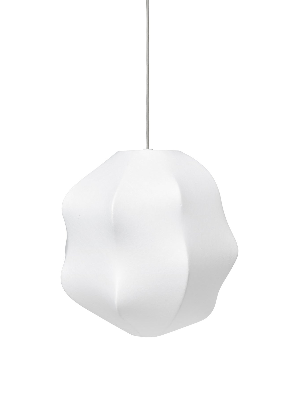 Weisser Lampenschirm Dae von Ferm Living aus pulverbeschichtetem Eisen mit organischer, kokonartiger Form und lichtdurchlässiger Oberfläche.