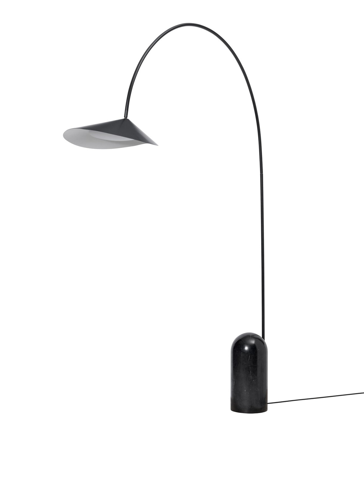 Schwarze Arum Bogenstehleuchte von Ferm Living mit massivem Marmorsockel, gebogenem Aluminium-Lampenschirm und Stoffkabel.