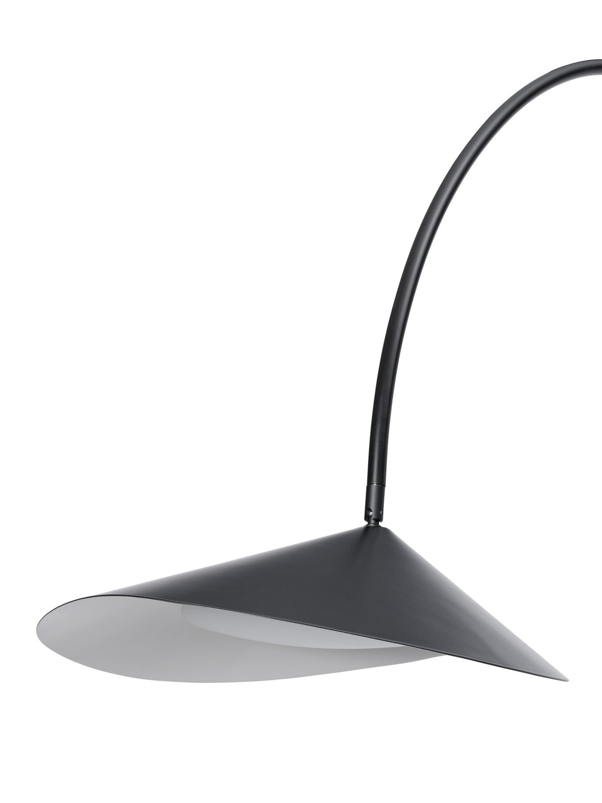 Schwarze Arum Bogenstehleuchte von Ferm Living mit massivem Marmorsockel, gebogenem Aluminium-Lampenschirm und Stoffkabel.