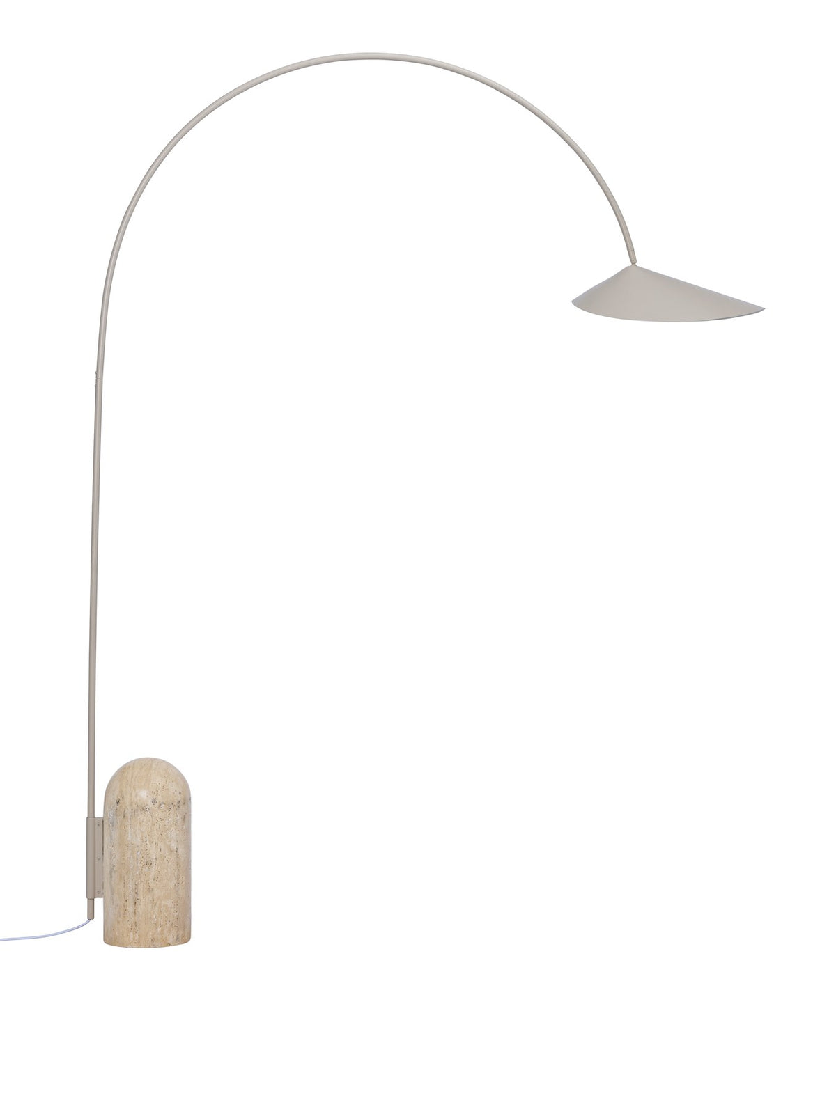 Schwarze Arum Bogenstehleuchte von Ferm Living mit massivem Marmorsockel, gebogenem Aluminium-Lampenschirm und Stoffkabel.