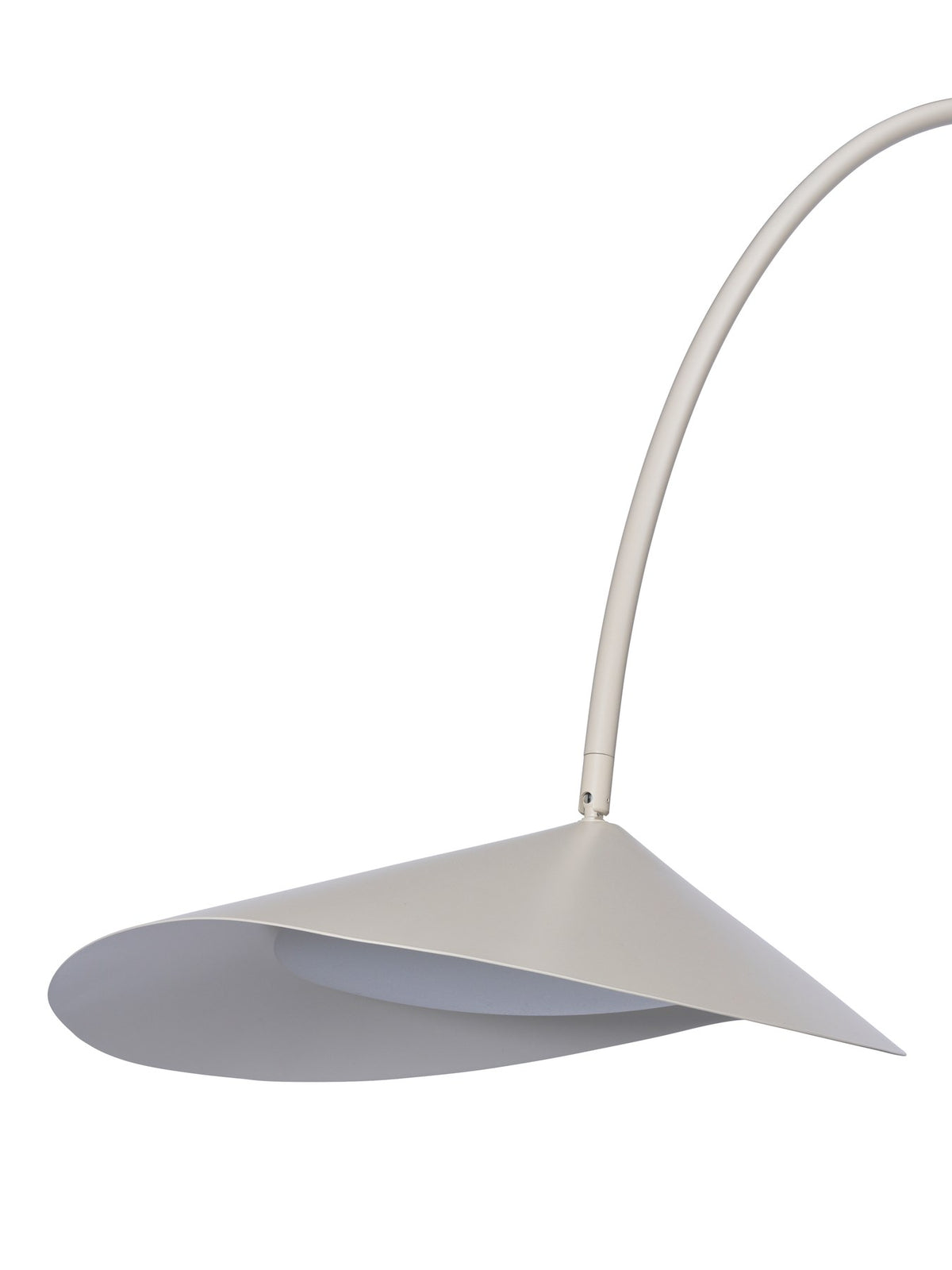 Schwarze Arum Bogenstehleuchte von Ferm Living mit massivem Marmorsockel, gebogenem Aluminium-Lampenschirm und Stoffkabel.