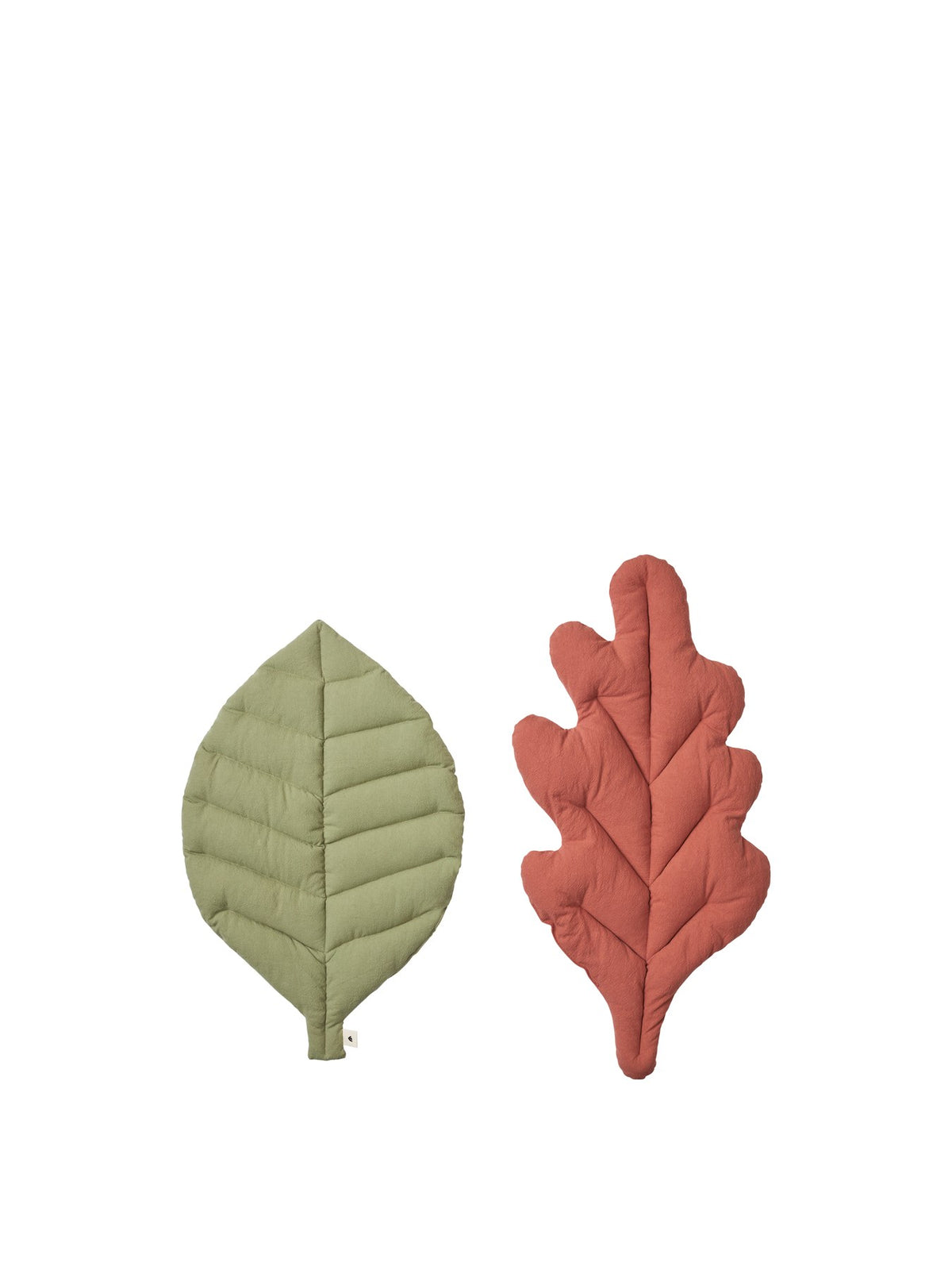 Zwei Kissen in Blattform aus Bio-Baumwolle, Farbe Tea Green und Baked Clay, mit Füllung aus recyceltem Polyester, von Ferm Living.