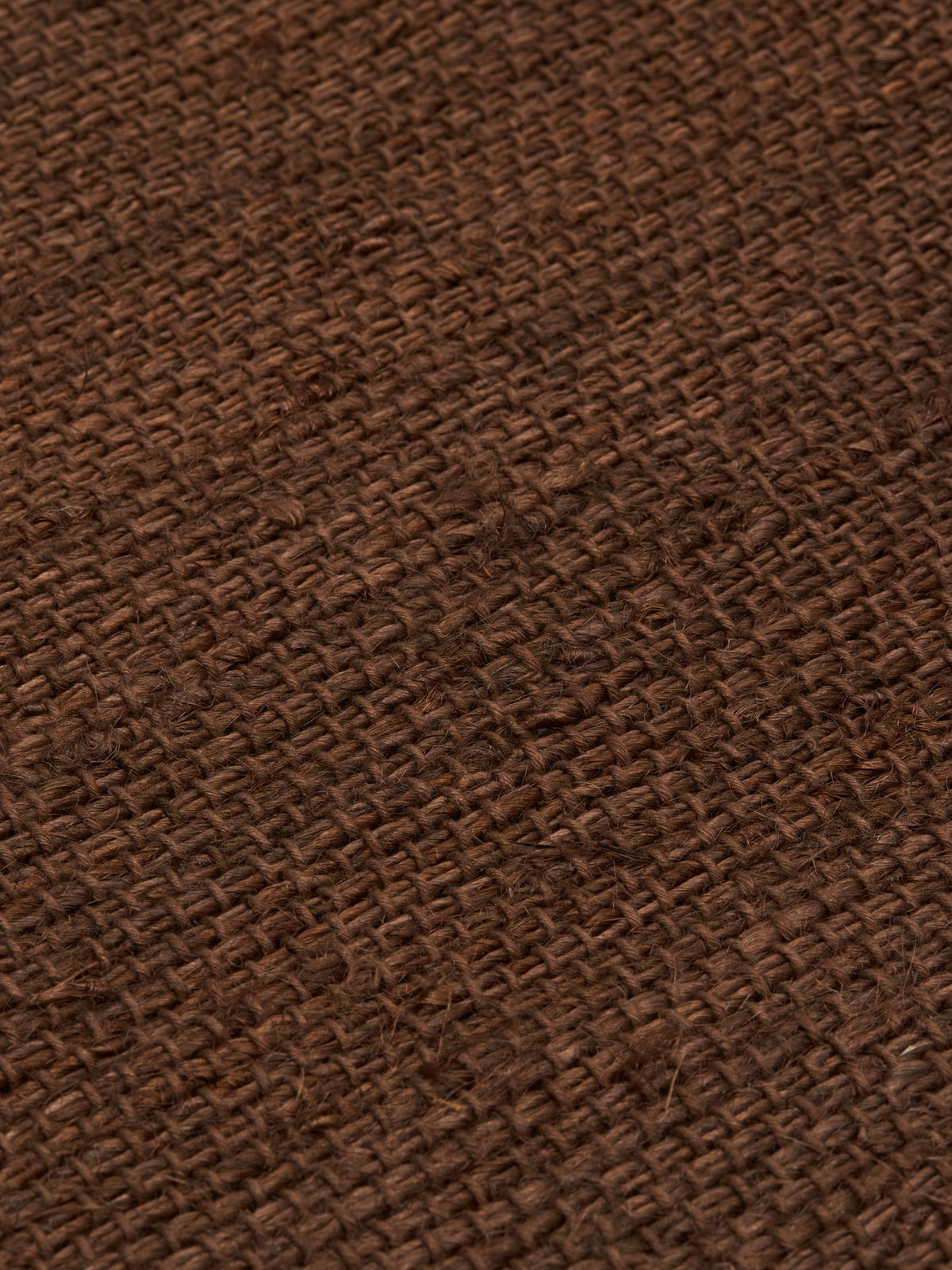 Wandteppich Harvest aus Jute mit Fransen am unteren Rand, an einer Holzstange aufgehängt