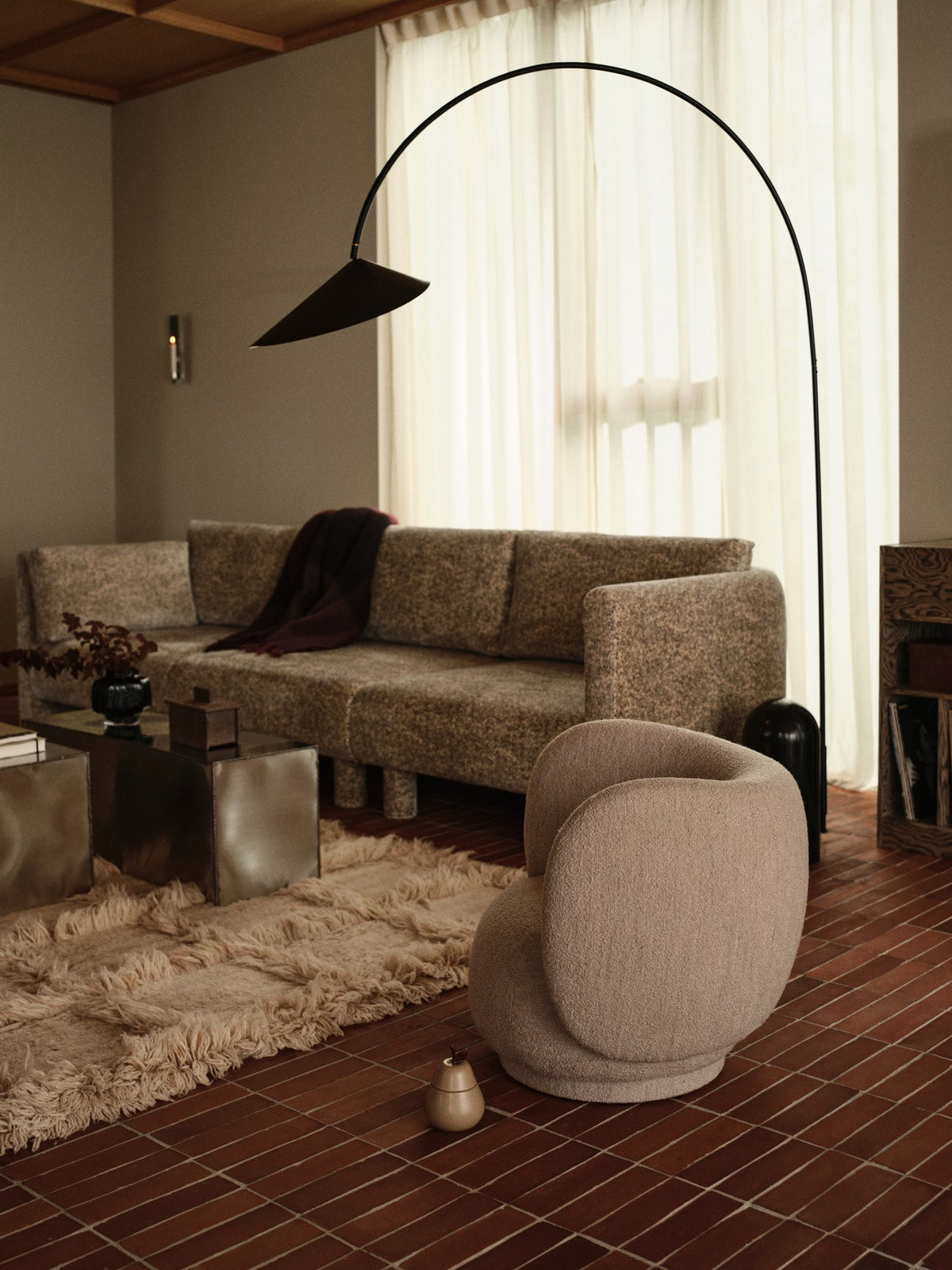 Sofa-Armlehne Dase R von Ferm Living in Poppy Samt, Farbe Butter/Black, mit gepolsterten Beinen und sichtbarer Holzstruktur der Rückenlehne.