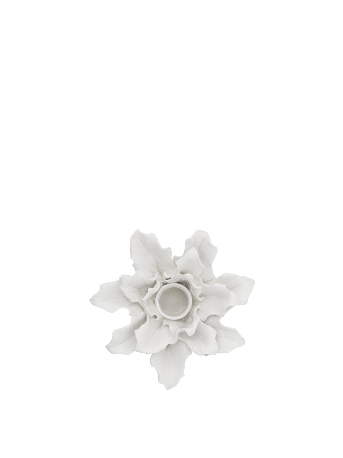 Kerzenhalter Holly Leaf von Ferm Living aus glasierter Keramik in Off-White, Stechpalmenblatt-Form, für schlanke Spitzkerzen geeignet.