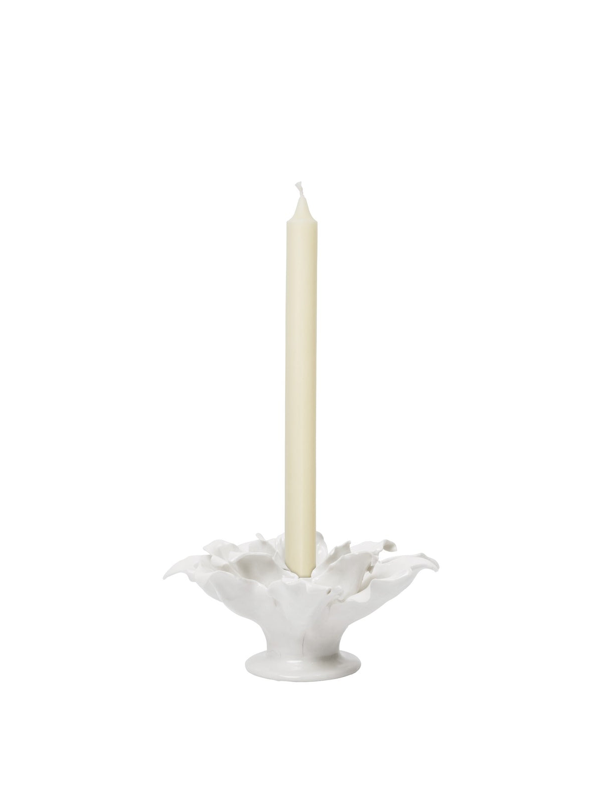 Kerzenhalter Holly Leaf von Ferm Living aus glasierter Keramik in Off-White, Stechpalmenblatt-Form, für schlanke Spitzkerzen geeignet.