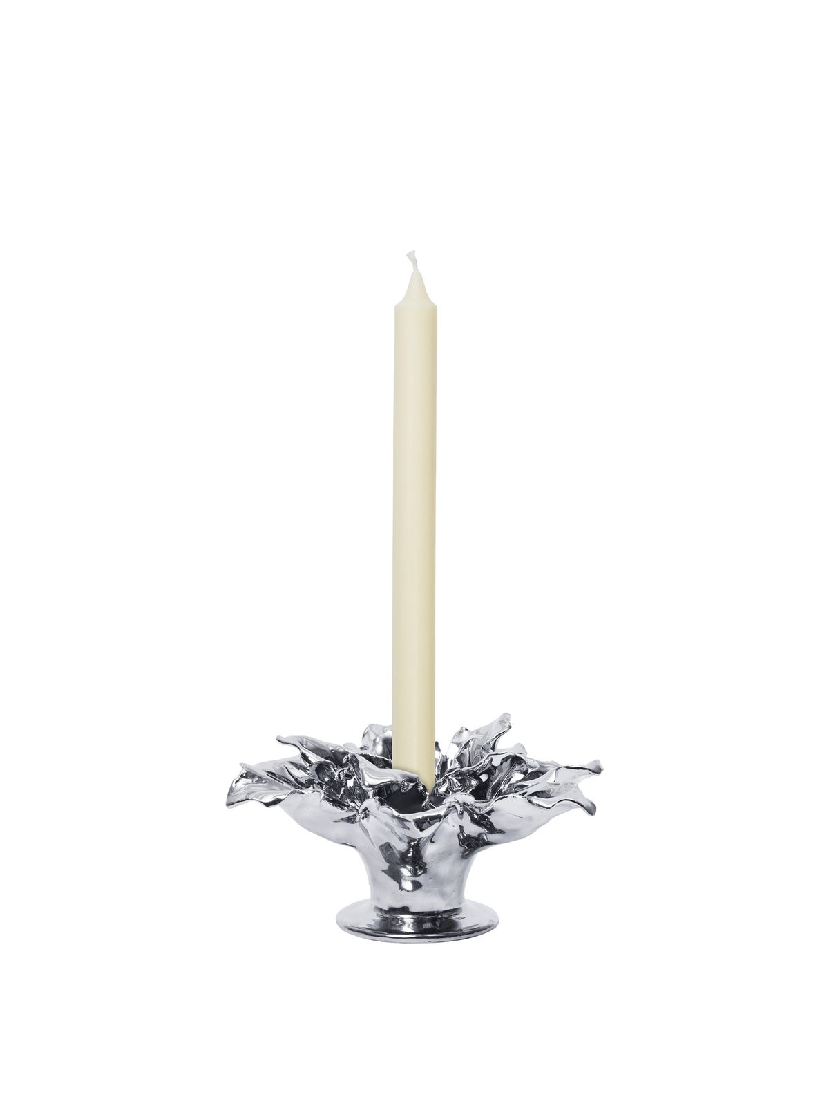 Kerzenhalter Holly Leaf von Ferm Living aus glasierter Keramik in Off-White, Stechpalmenblatt-Form, für schlanke Spitzkerzen geeignet.