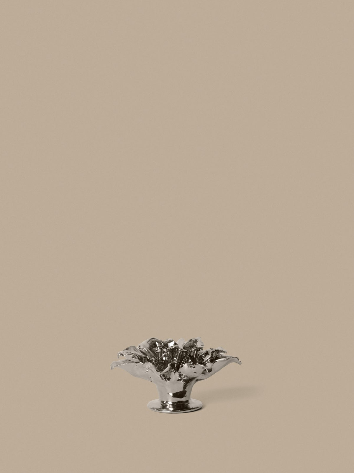 Kerzenhalter Holly Leaf von Ferm Living aus glasierter Keramik in Off-White, Stechpalmenblatt-Form, für schlanke Spitzkerzen geeignet.