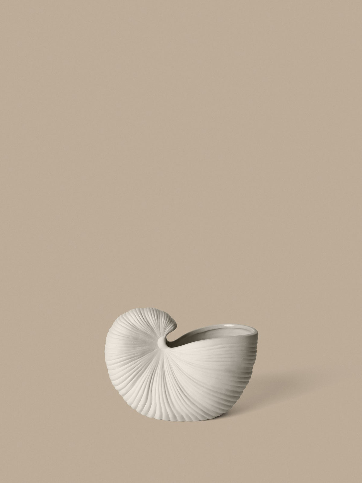 Blumentopf Shell Topf - 23 von Ferm Living in Off-White aus Steingut, aussen unglasiert und matt, innen glasiert, skulpturale Form.