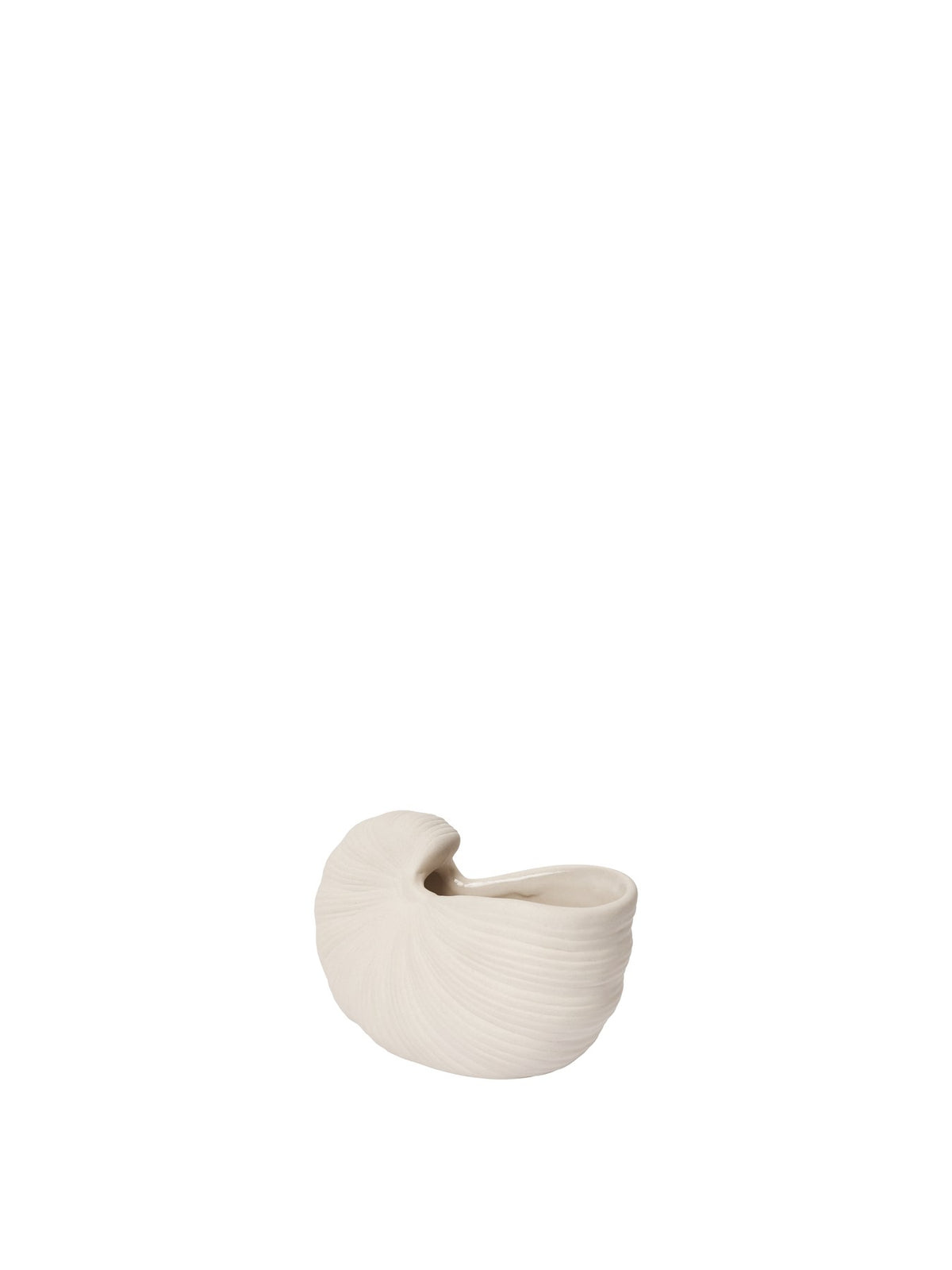 Kleiner Blumentopf 'Shell Topf - 11' von Ferm Living aus Steingut in Off-White, aussen unglasiert, innen glasiert, skulpturale Form.