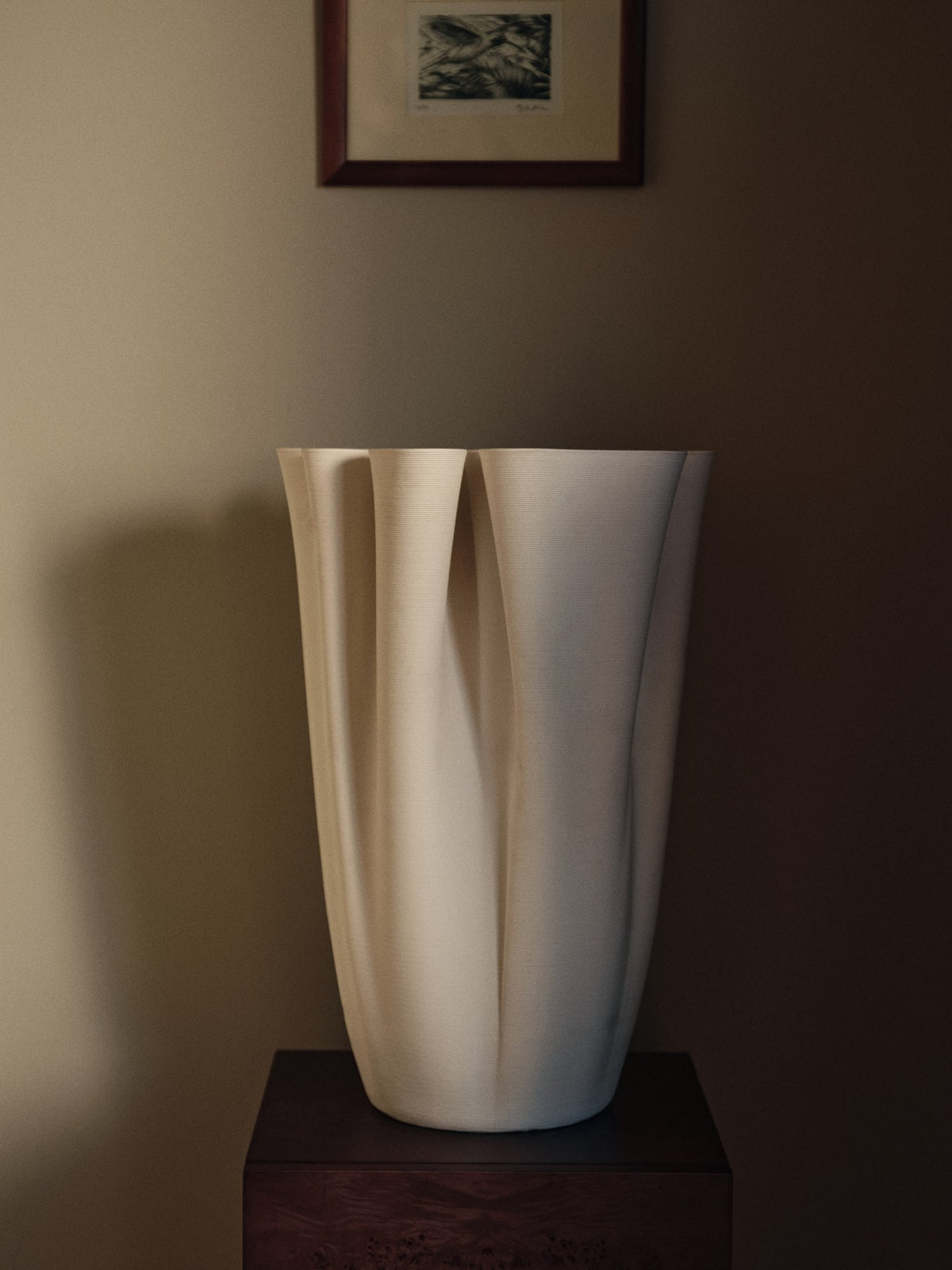 Off-White Bodenvase aus Steingut mit reliefartigem, labyrinthähnlichem Muster, aussen unglasiert, innen glasiert, Höhe 50 cm.