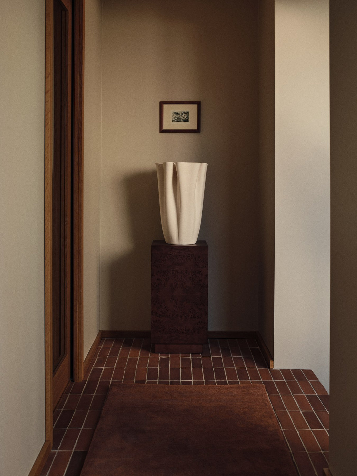 Off-White Bodenvase aus Steingut mit reliefartigem, labyrinthähnlichem Muster, aussen unglasiert, innen glasiert, Höhe 50 cm.