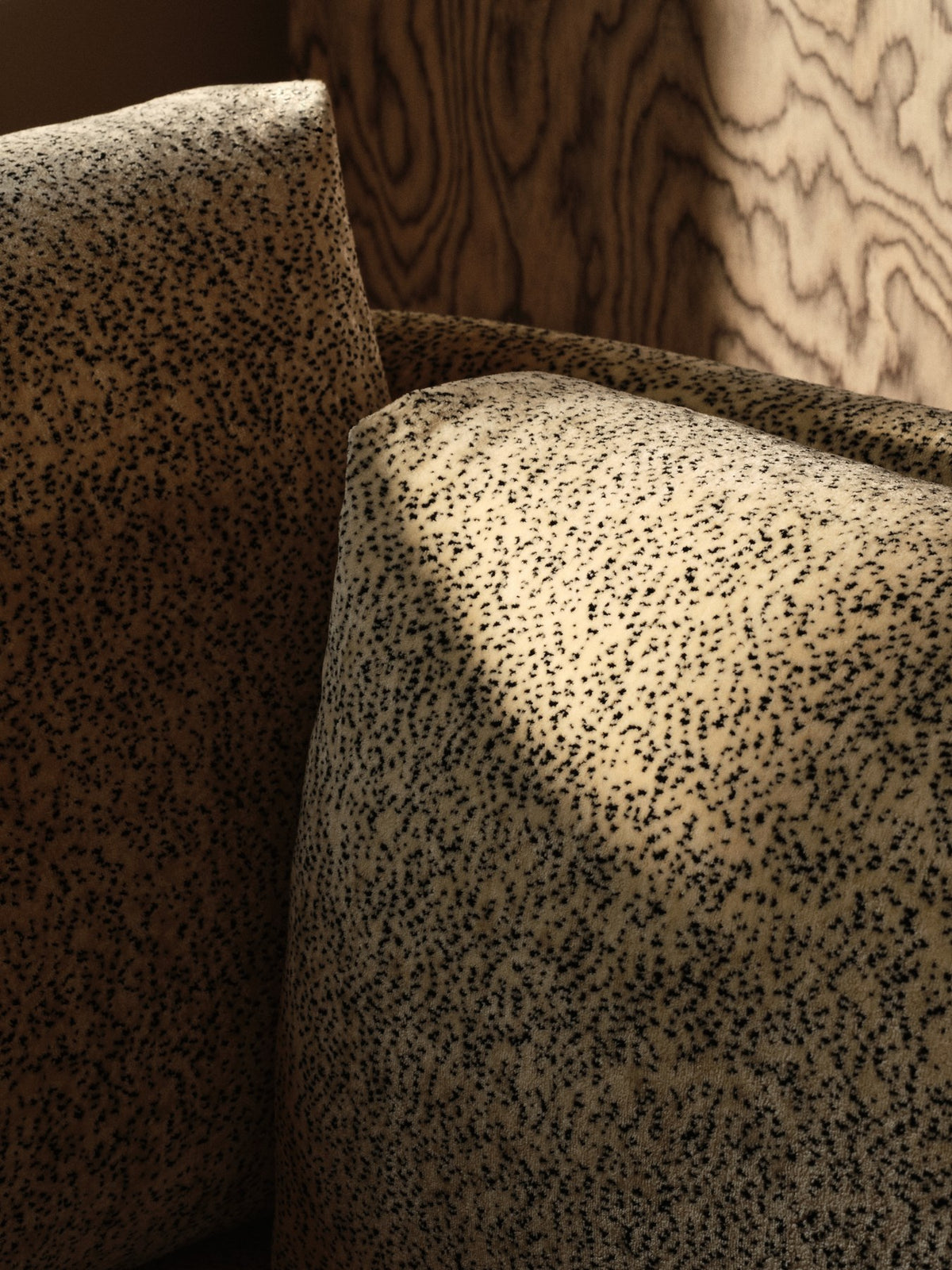 Modulares Sofa-Mittelteil Dase von Ferm Living in Poppy Samt, Farbe Butter/Black, mit gepolsterter Rückenlehne und wahlweise Holz- oder Polsterbeinen.