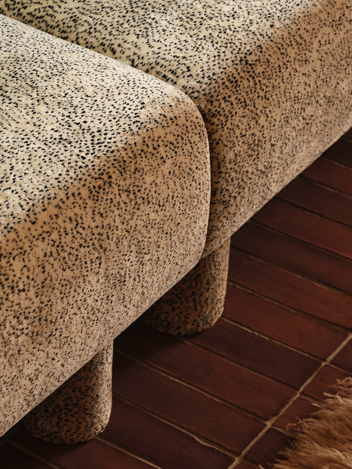 Modulares Sofa-Mittelteil Dase von Ferm Living in Poppy Samt, Farbe Butter/Black, mit gepolsterter Rückenlehne und wahlweise Holz- oder Polsterbeinen.