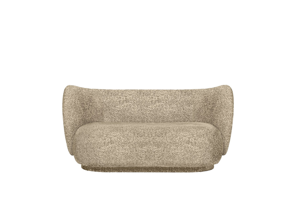 Zweisitzer-Sofa Rico mit geschwungener Form, Bezug aus Poppy Samt in Butter/Black, Füsse aus Polyethylen, Rückenlehne gepolstert.