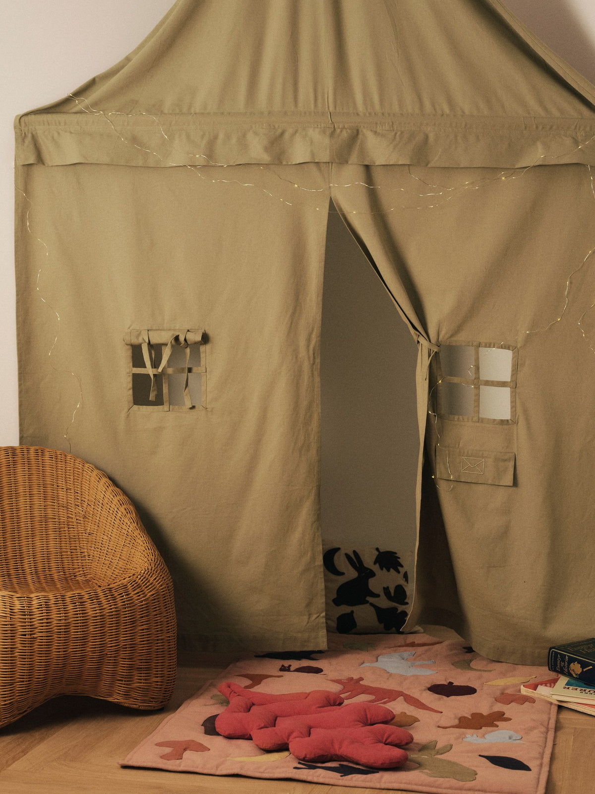 Wolldecke Lunden von Ferm Living in Off-White mit dunkelschokoladefarbenen Applikationen aus Waldtieren, gefertigt aus Bio-Baumwolle.