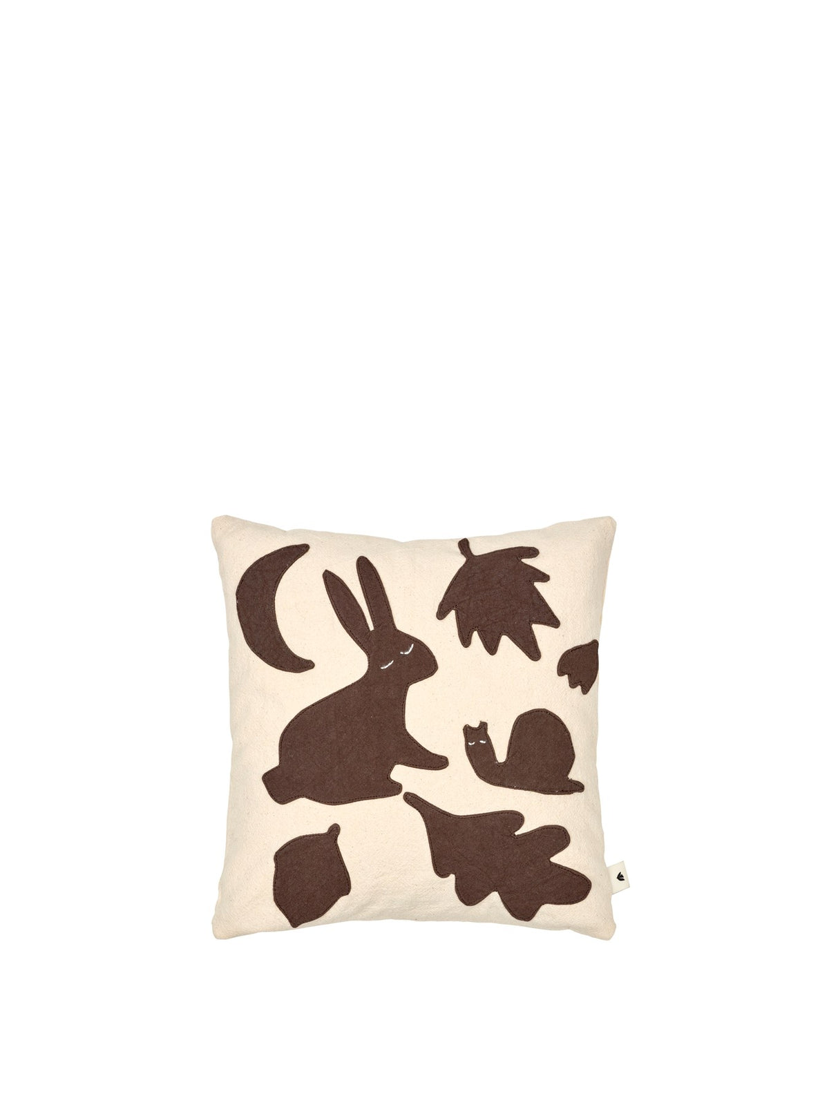 Quadratisches Kissen mit handgestickten Wildtier- und Waldfiguren, Bezug aus Bio-Baumwolle, Farbe Off-White mit Dunkelschokolade-Applikationen.