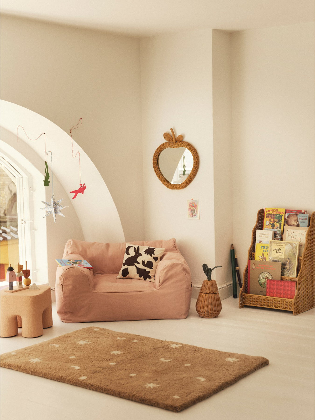 Quadratisches Kissen mit handgestickten Wildtier- und Waldfiguren, Bezug aus Bio-Baumwolle, Farbe Off-White mit Dunkelschokolade-Applikationen.