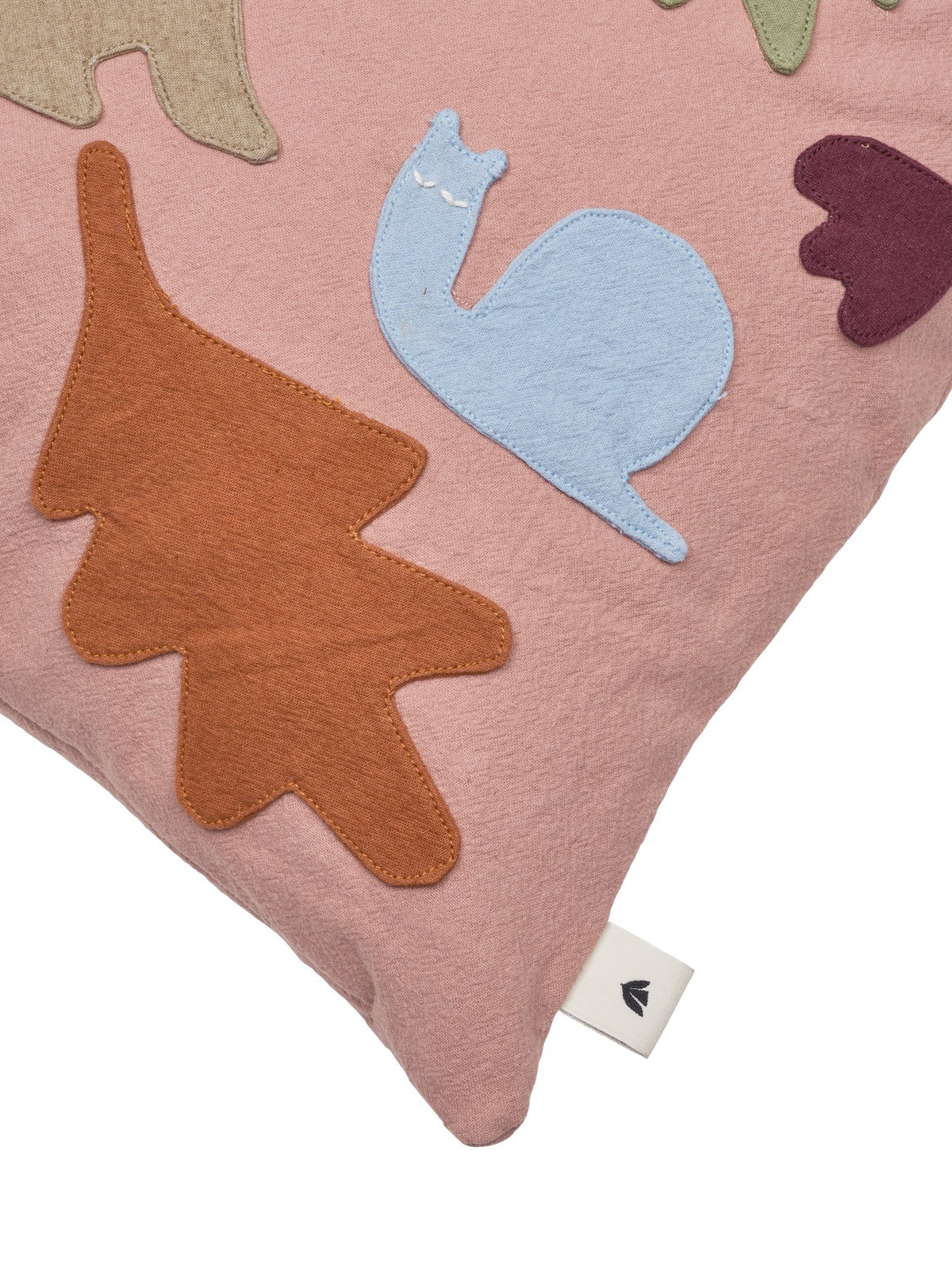 Quadratisches Kissen mit handgestickten Wildtier- und Waldfiguren, Bezug aus Bio-Baumwolle, Farbe Off-White mit Dunkelschokolade-Applikationen.