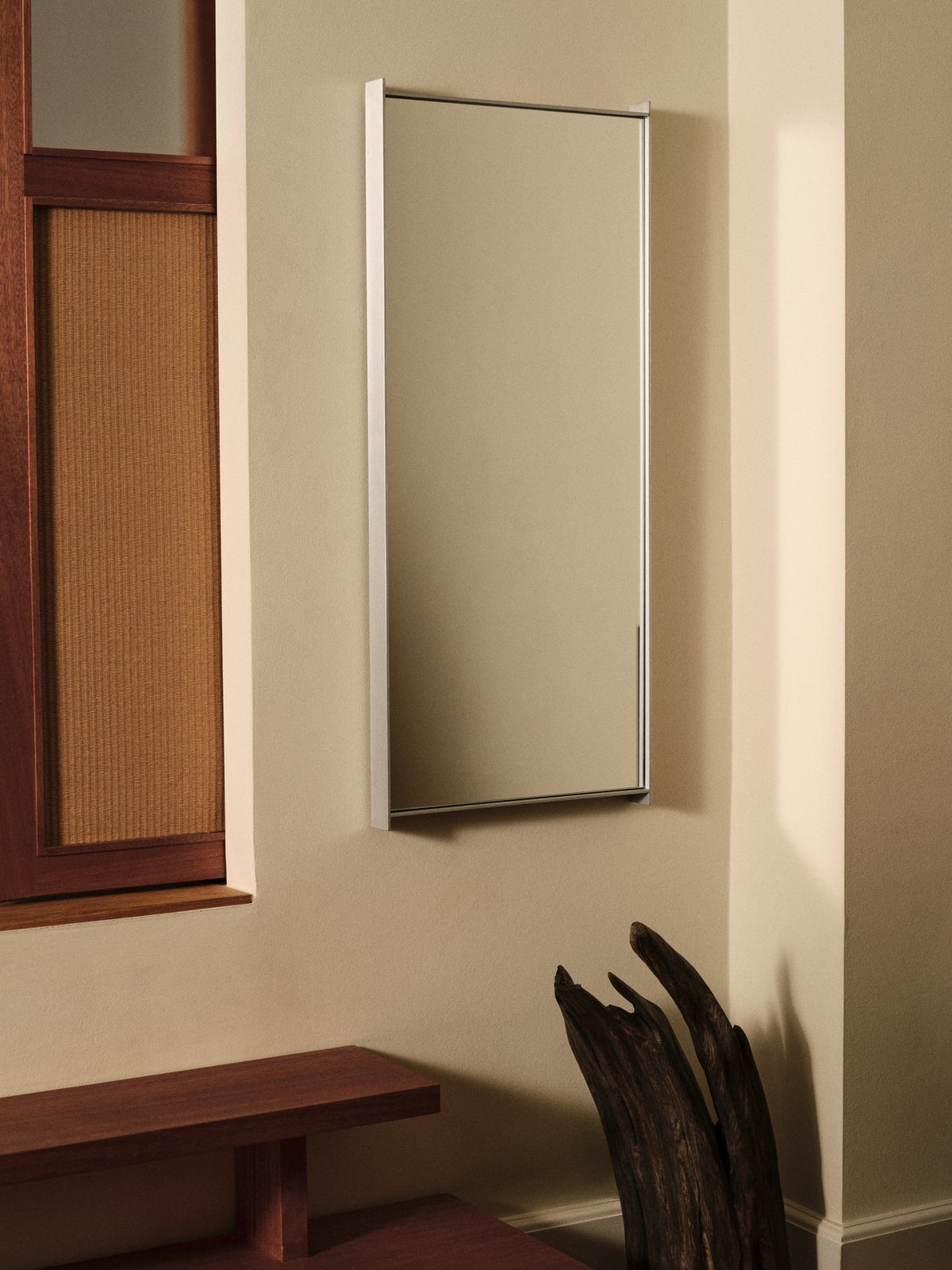 Schmaler Wandspiegel mit Aluminiumrahmen und MDF-Rückwand, rechteckige Form, Spiegelglas, minimalistisches Design von Ferm Living.