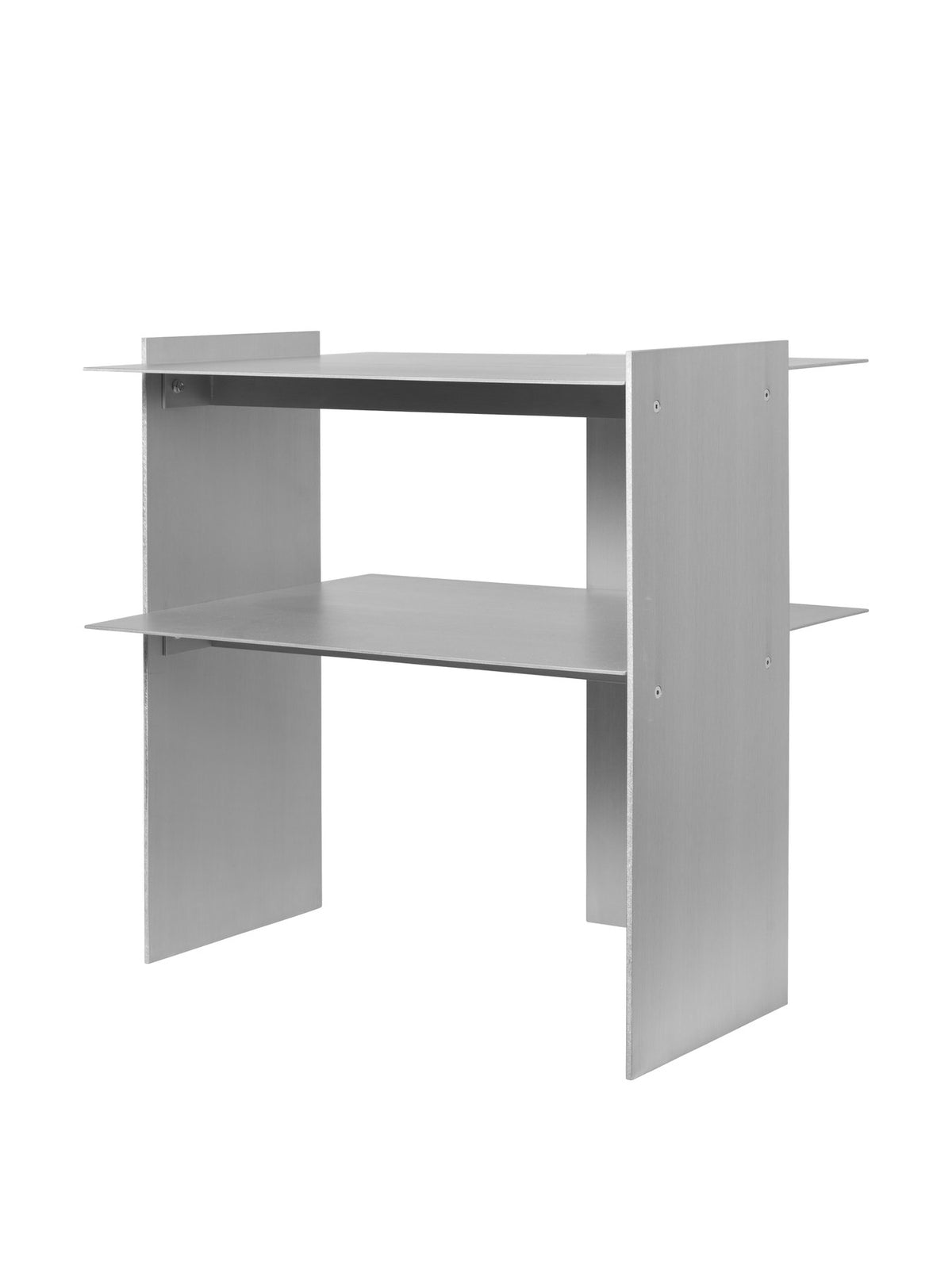 Beistelltisch aus gebürstetem Aluminium in der Farbe Aluminium, geometrische Form, schlank und freistehend fotografiert.