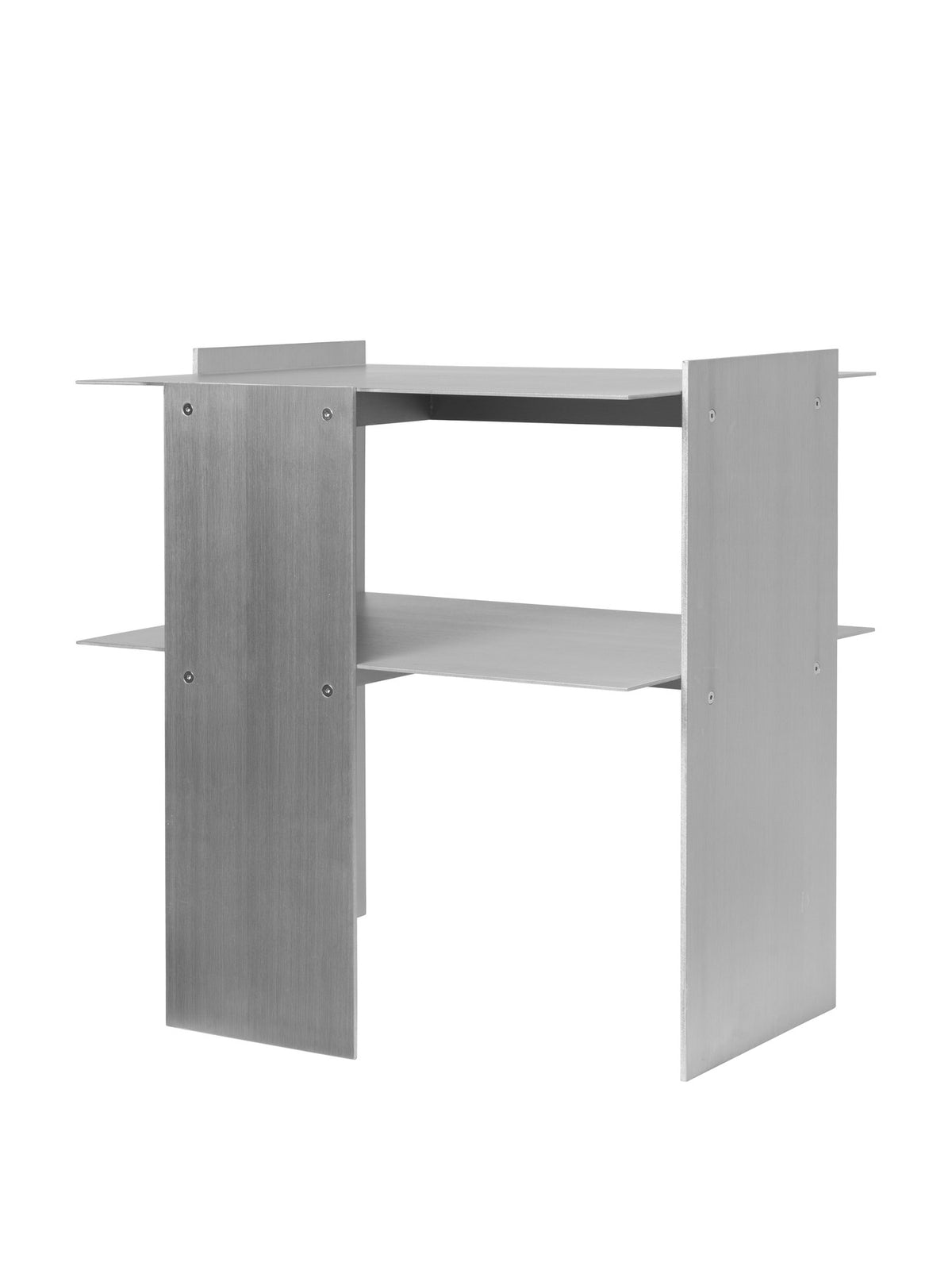 Beistelltisch aus gebürstetem Aluminium in der Farbe Aluminium, geometrische Form, schlank und freistehend fotografiert.
