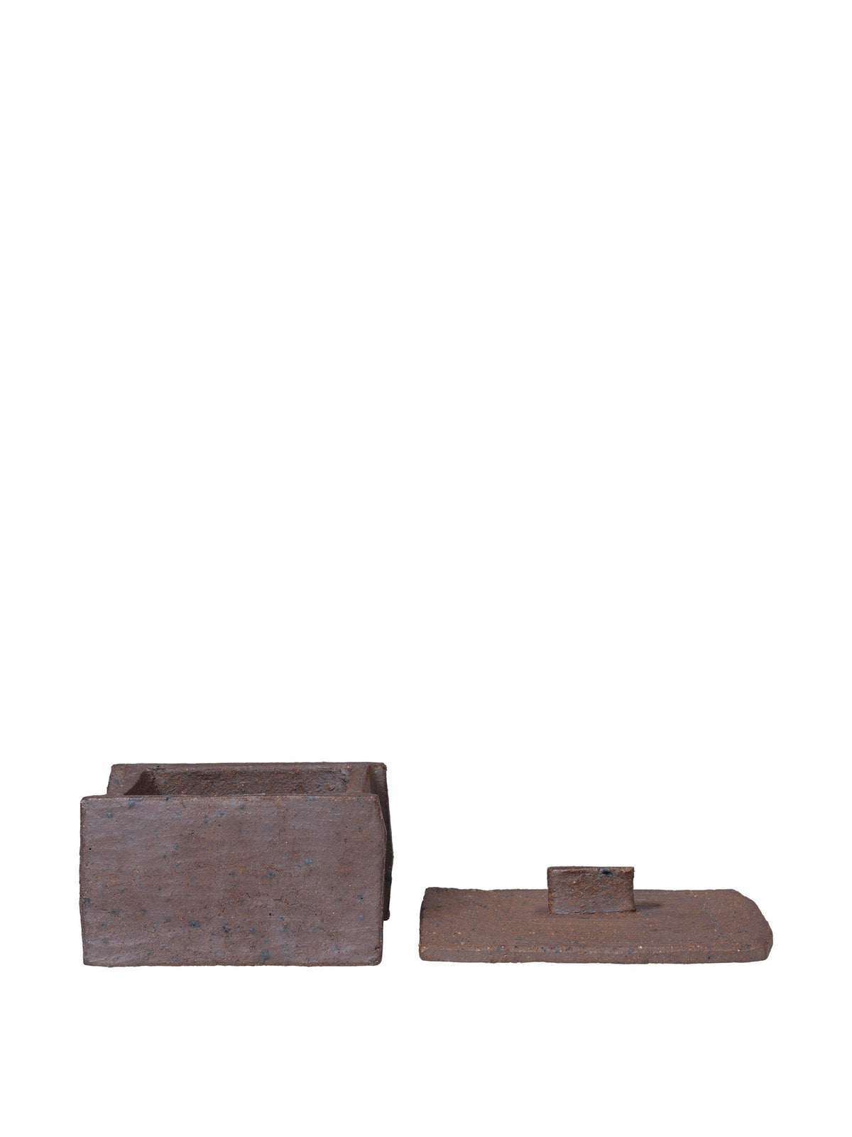 Aufbewahrungsbox Rume Box - 10 von Ferm Living aus glasiertem Steinzeug in der Farbe Soil, mit passendem Deckel, auf neutralem Hintergrund fotografiert