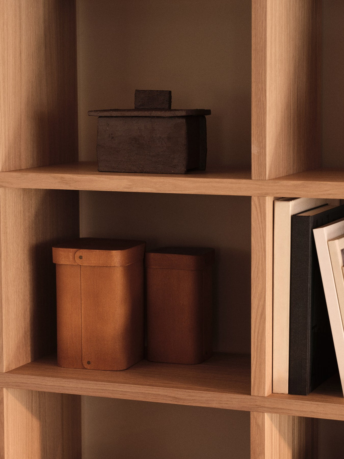 Aufbewahrungsbox Rume Box - 10 von Ferm Living aus glasiertem Steinzeug in der Farbe Soil, mit passendem Deckel, auf neutralem Hintergrund fotografiert