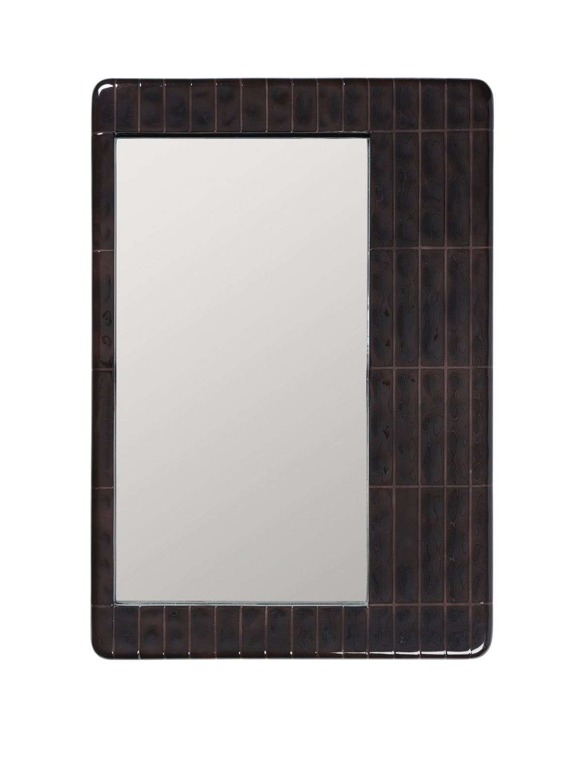 Wandspiegel Tiling H85 von Ferm Living aus glasfaserverstärktem Beton in dunkler Schokoladenfarbe mit fliesenartigem, rechteckigem Rahmen und MDF-Rückwand.
