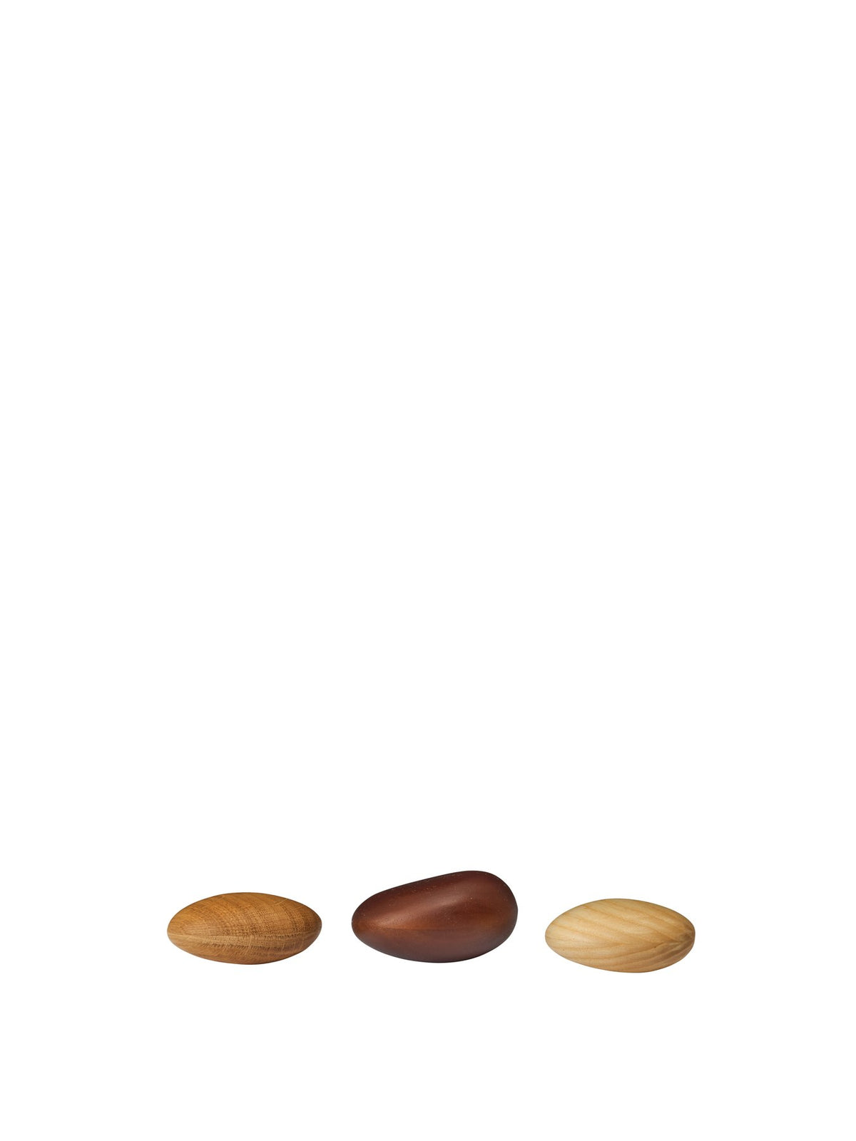 Drei kieselsteinförmige Holzshaker in Multi-Farben aus Eichen-, Eschen- und Gummibaumholz mit glatter Oberfläche, kompaktes Babyspielzeug.