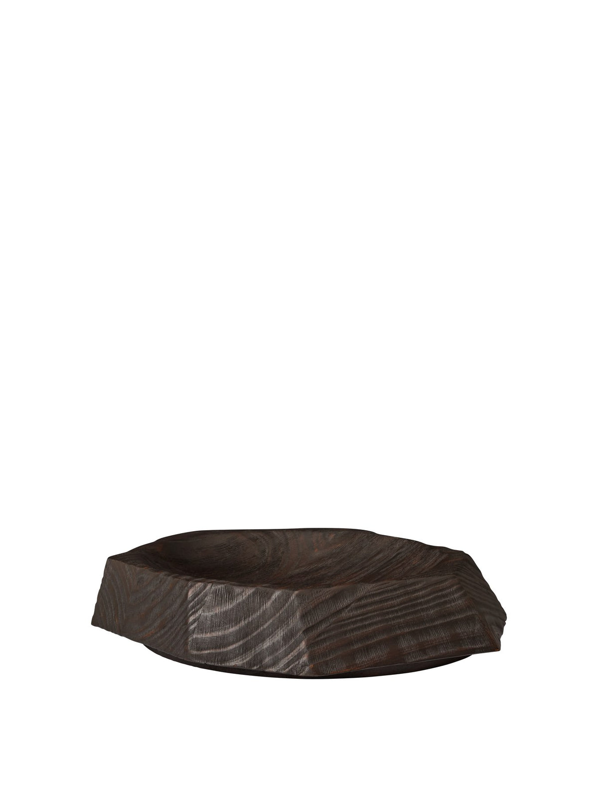 Koh Tischaufsatz 35 von Ferm Living: dunkelbraunes, geflammtes Mittelstück aus Kiefernholz mit brutalistischer, skulpturaler Form auf hellem Untergrund.