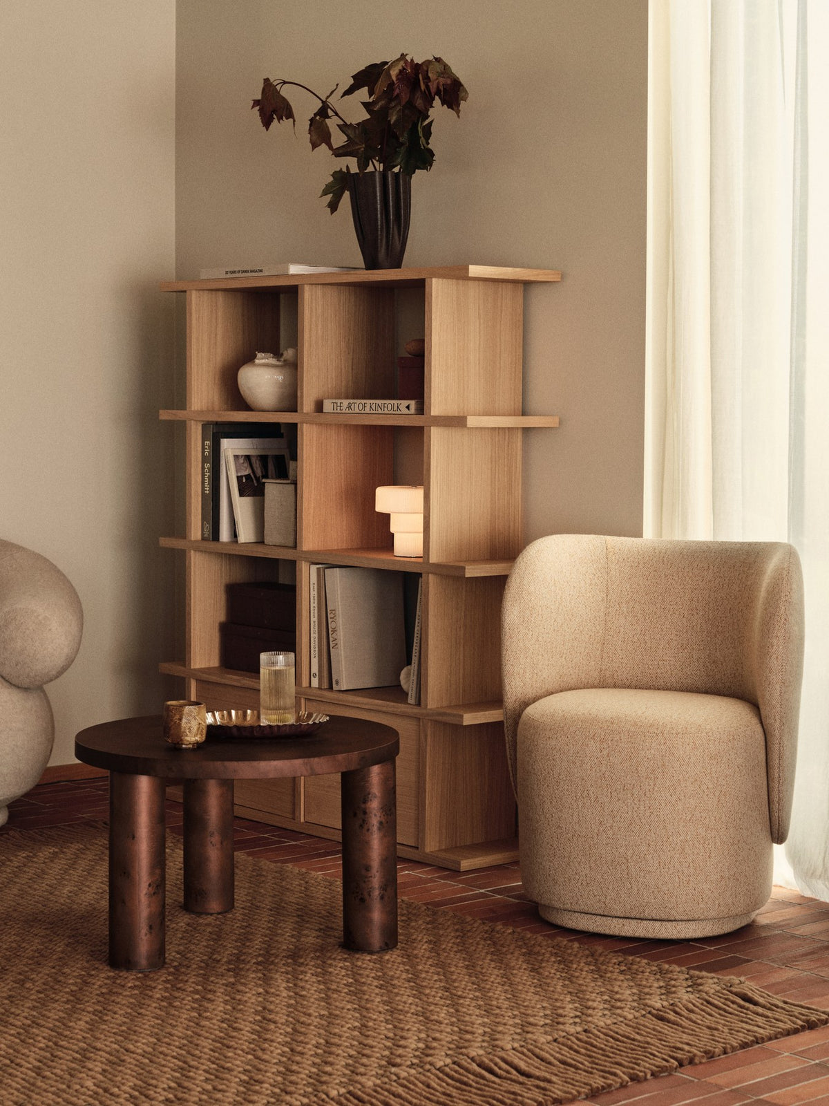 Poliertes Edelstahl-Tablett Tydra von Ferm Living mit geschwungener, wellenförmiger Form und glänzender Oberfläche, Grösse 24.5 x 34.5 x 3.5 cm.