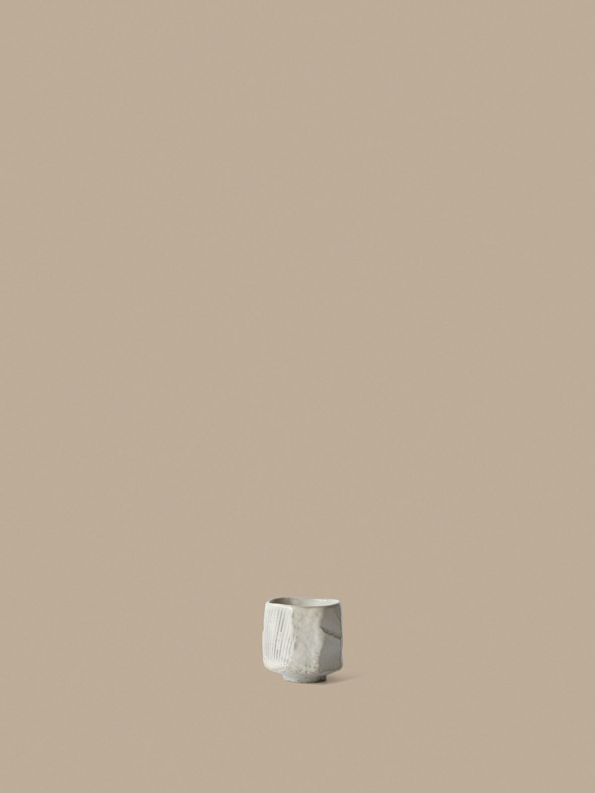 Toky Espressotasse von Ferm Living aus glasiertem Steinzeug in Creme, organische Form mit sichtbarer, handgefertigter Glasurstruktur.