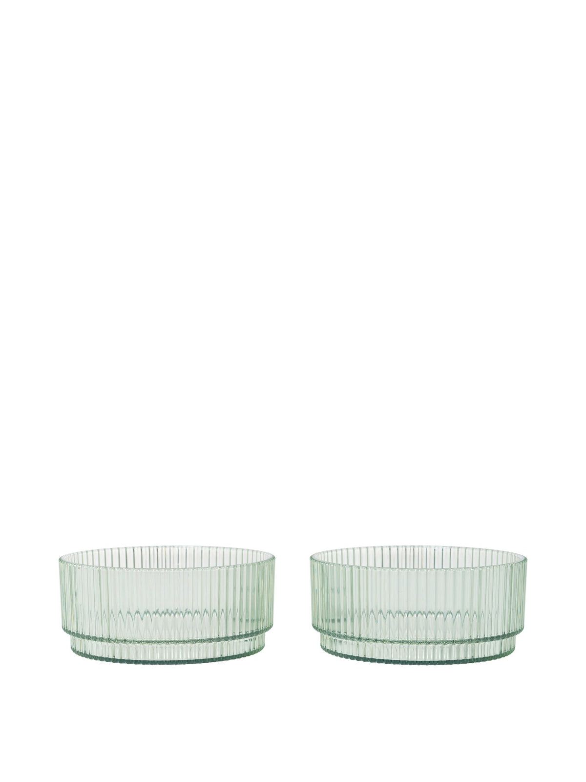 Zwei klare Ripple Kinder-Schalen aus Tritan-Kunststoff mit geriffelter Oberfläche und runder, geometrischer Form von Ferm Living.