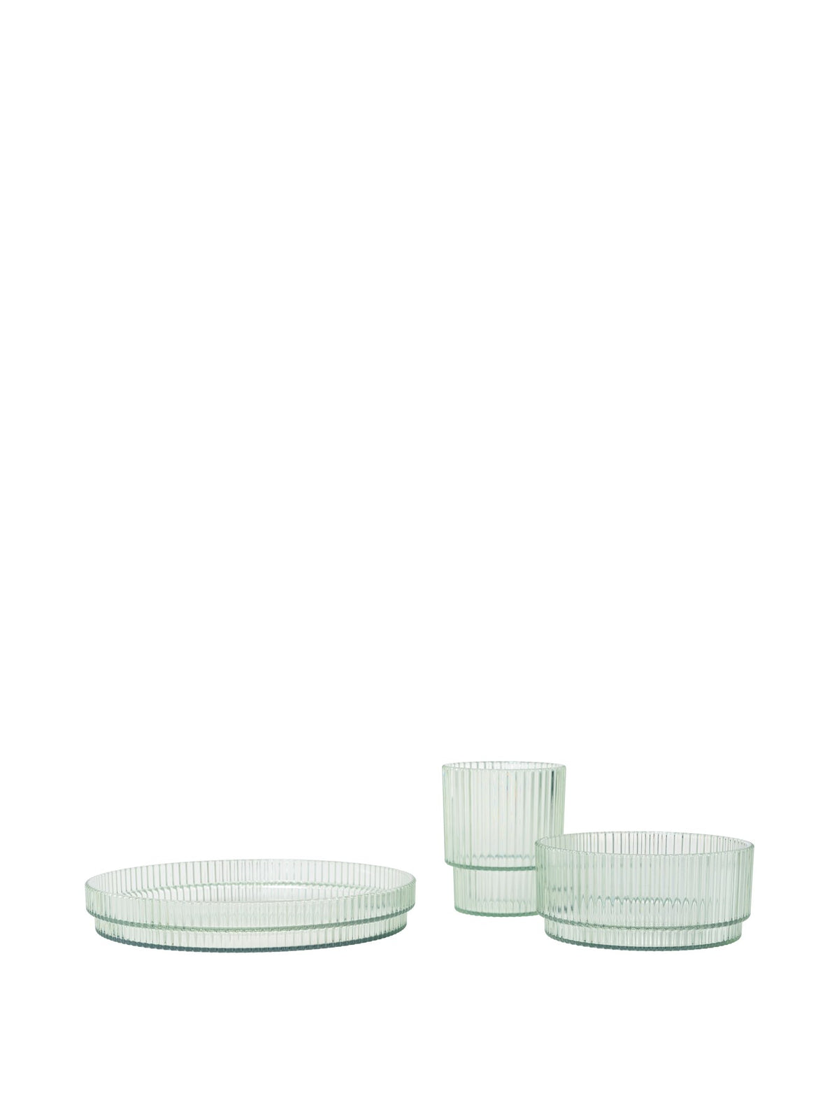 Kinder-Geschirrset Ripple aus Tritan-Kunststoff mit geriffelter Oberfläche: Becher, Schale und Teller in der Farbe Tea Green.