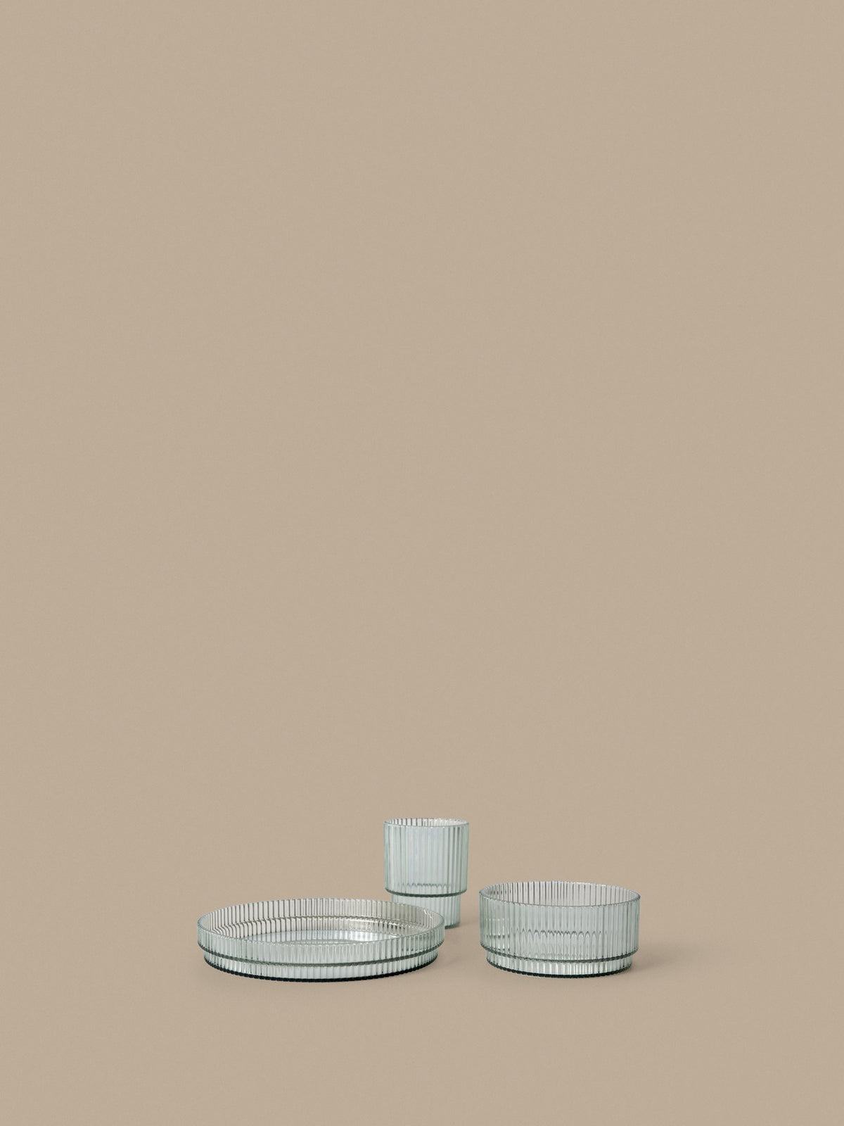 Kinder-Geschirrset Ripple aus Tritan-Kunststoff mit geriffelter Oberfläche: Becher, Schale und Teller in der Farbe Tea Green.