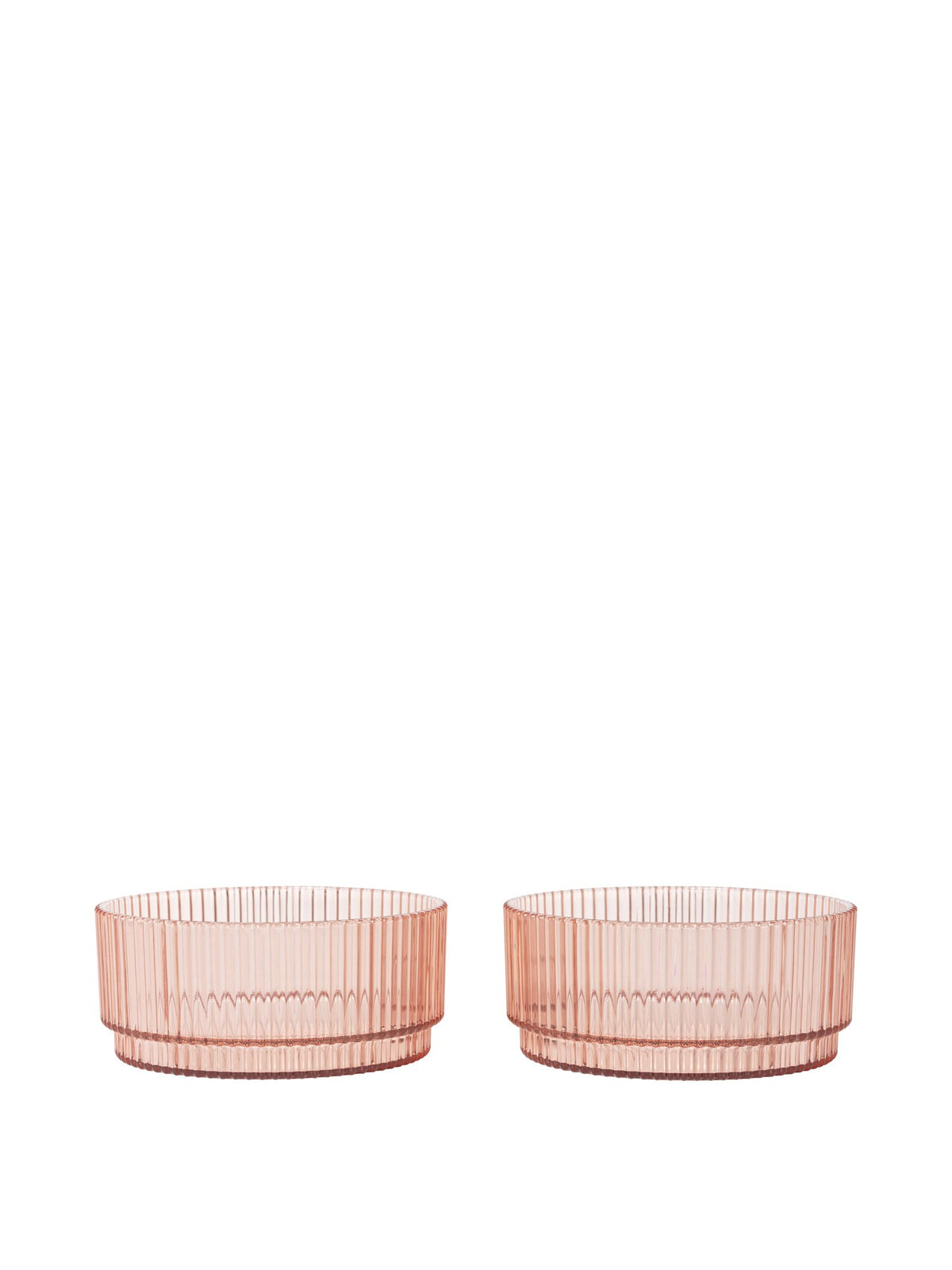 Zwei klare Ripple Kinder-Schalen aus Tritan-Kunststoff mit geriffelter Oberfläche und runder, geometrischer Form von Ferm Living.