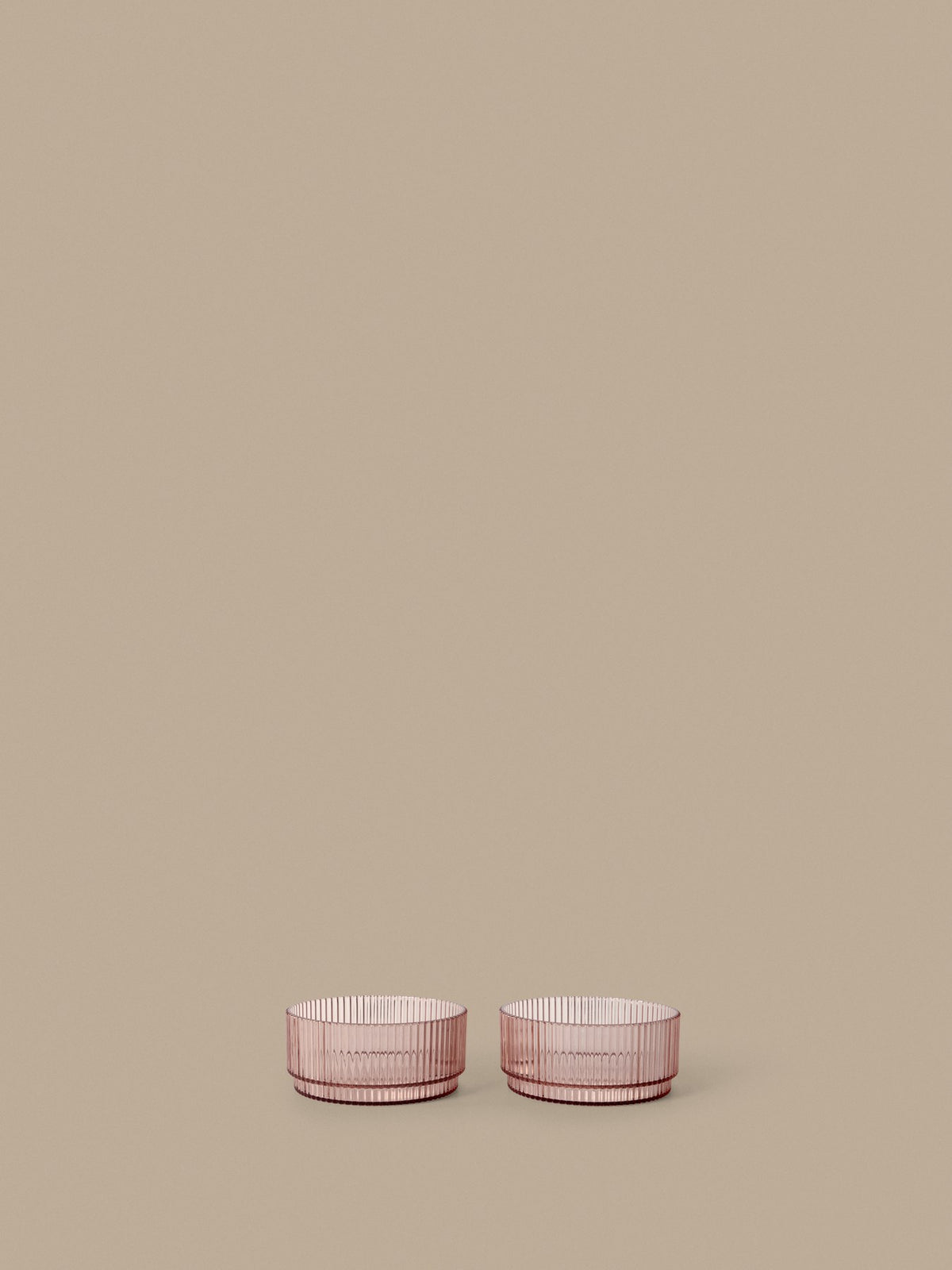 Zwei klare Ripple Kinder-Schalen aus Tritan-Kunststoff mit geriffelter Oberfläche und runder, geometrischer Form von Ferm Living.