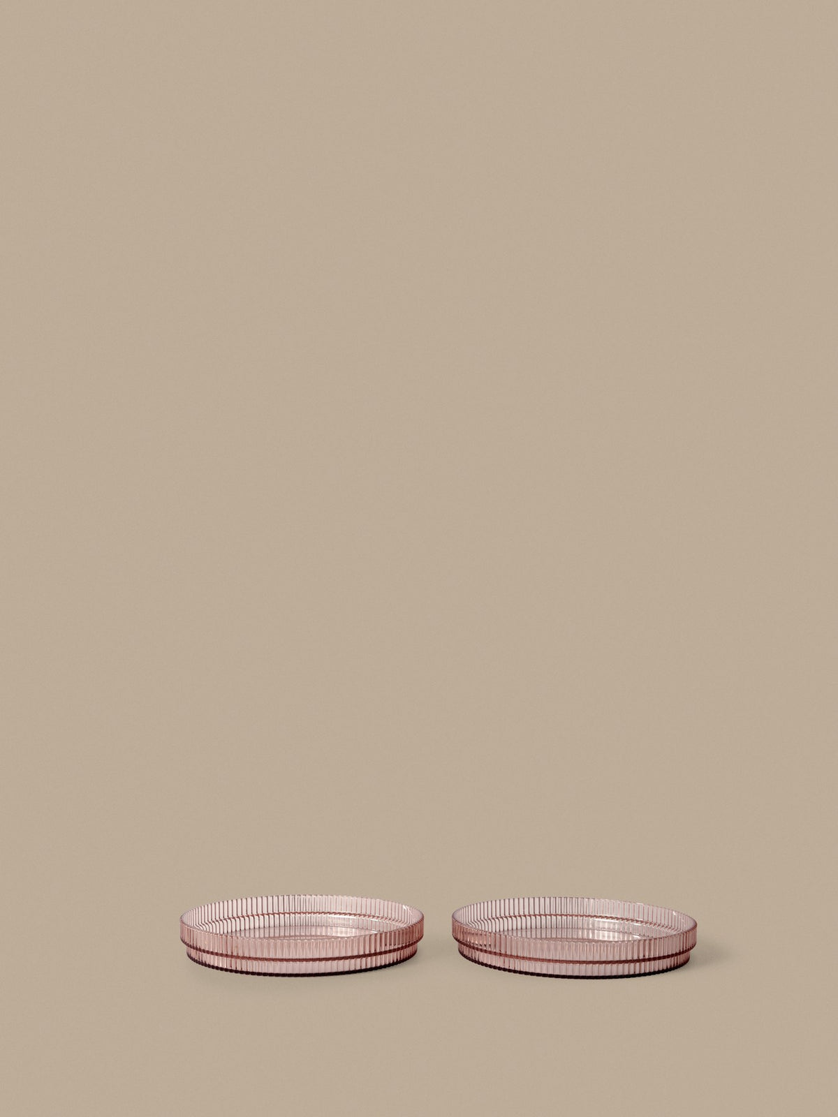 Zwei runde Kinder-Teller aus Tritan-Kunststoff mit geriffelter Oberfläche, geometrischer Form, in der Farbe Klar, von Ferm Living.
