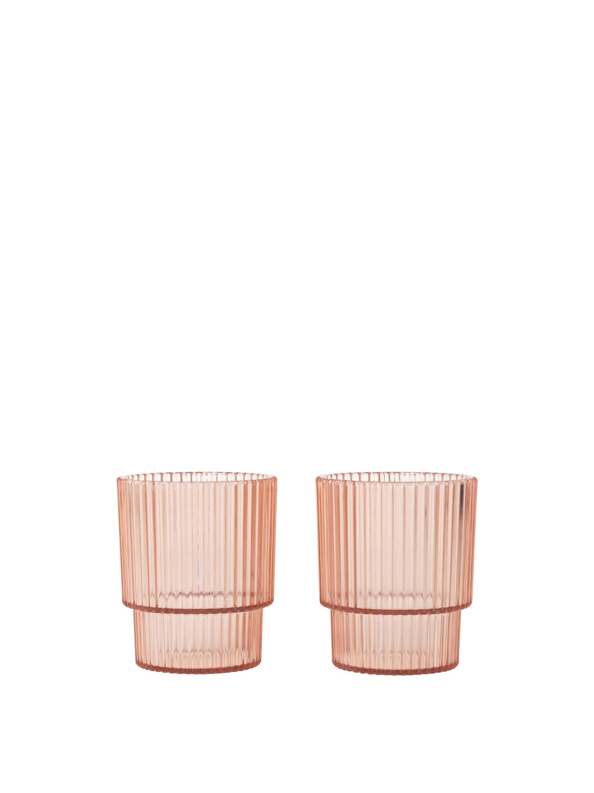 Zwei Ripple Kinder-Becher von Ferm Living aus klarem Tritan-Kunststoff mit geriffelter Oberfläche und geometrischer, runder Silhouette.