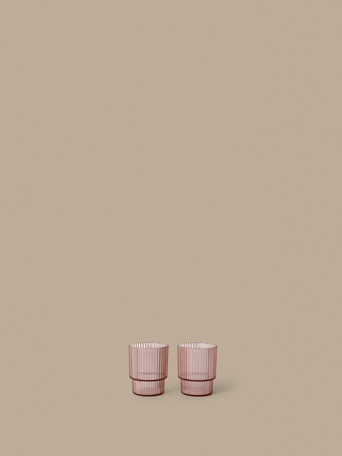 Zwei Ripple Kinder-Becher von Ferm Living aus klarem Tritan-Kunststoff mit geriffelter Oberfläche und geometrischer, runder Silhouette.