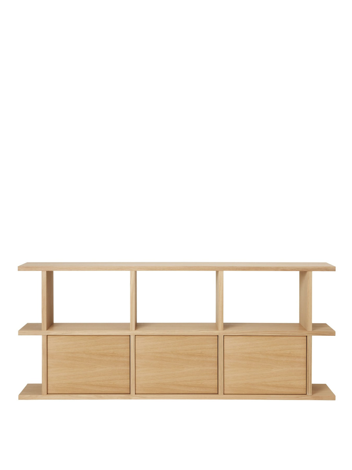 Bücherregal Kona aus Eichenfurnier in Natur Eiche mit offenen Fächern und drei geschlossenen Schrankeinsätzen, Design von Ferm Living.