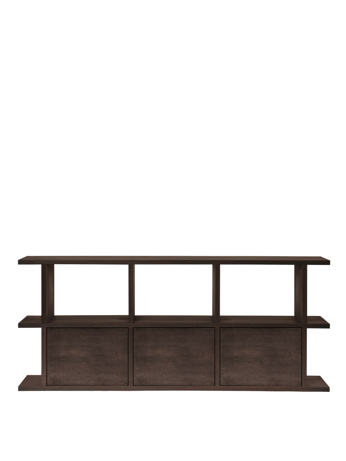 Bücherregal Kona aus Eichenfurnier in Natur Eiche mit offenen Fächern und drei geschlossenen Schrankeinsätzen, Design von Ferm Living.