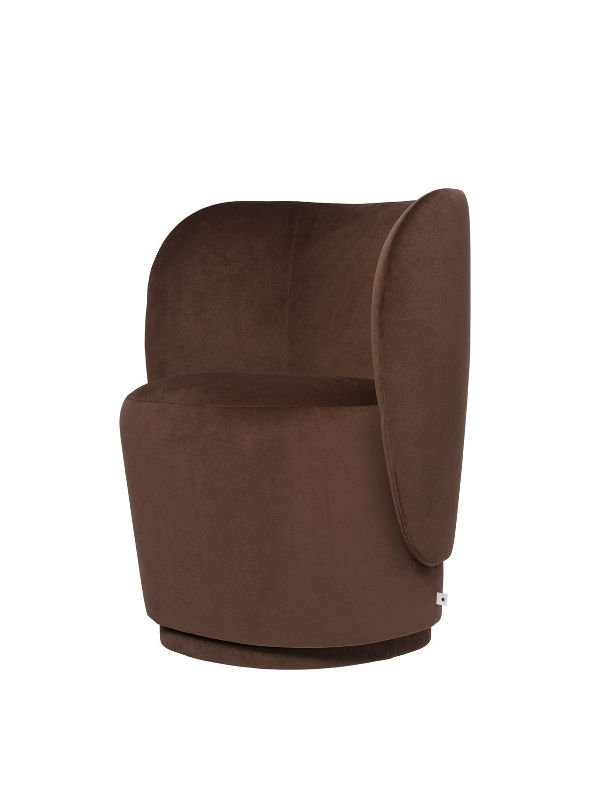 Drehsessel Rico Club Rich Velvet von Ferm Living in Kaffee: skulpturale Form mit Samtbezug, gepolsterter Rückenlehne und drehbarem Fuss.