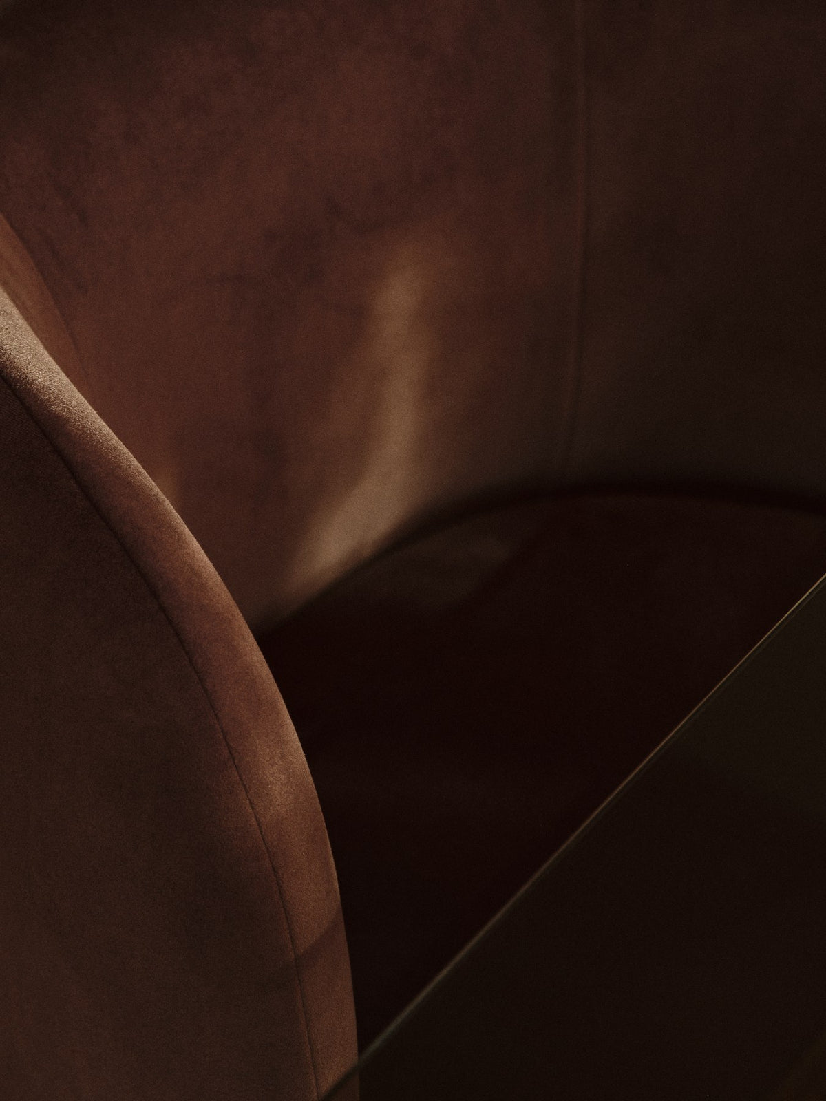 Drehsessel Rico Club Rich Velvet von Ferm Living in Kaffee: skulpturale Form mit Samtbezug, gepolsterter Rückenlehne und drehbarem Fuss.