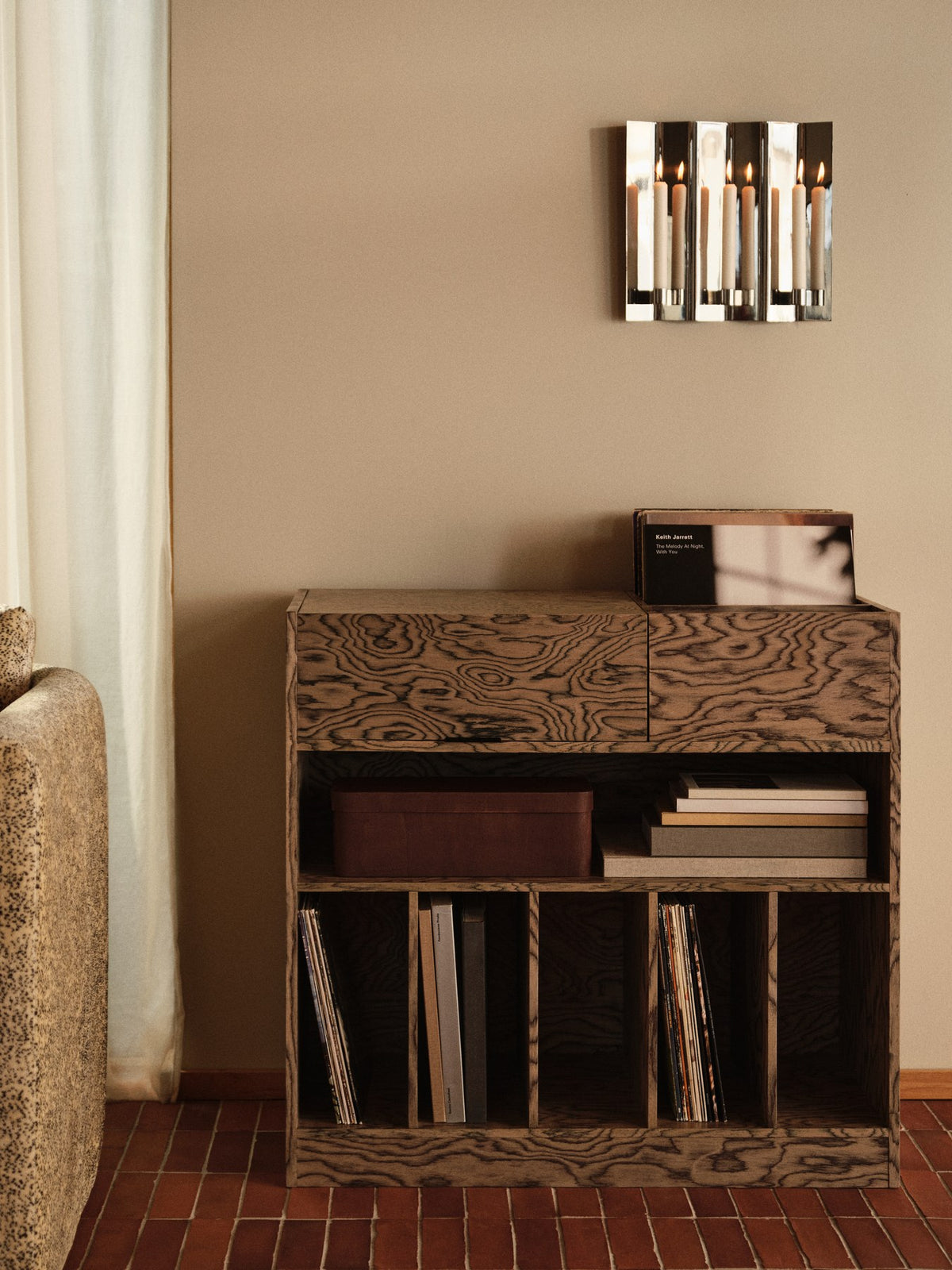 Cabri Mediaschrank von Ferm Living in Grau, skulpturale Form aus FSC-zertifiziertem Kiefernfurnier, mit Fächern für Plattenspieler und Schallplatten.
