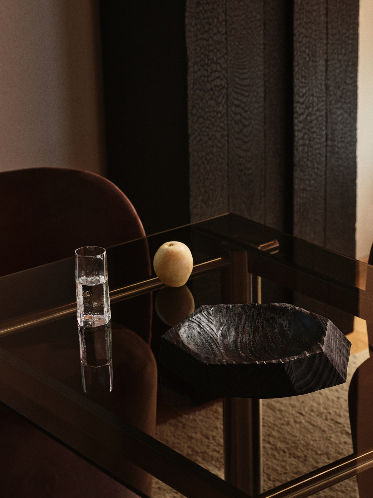 Esstisch Atura von Ferm Living mit Gestell aus gebürstetem Edelstahl und rechteckiger Tischplatte aus dunkel getöntem Glas, Masse 200 x 90 cm.
